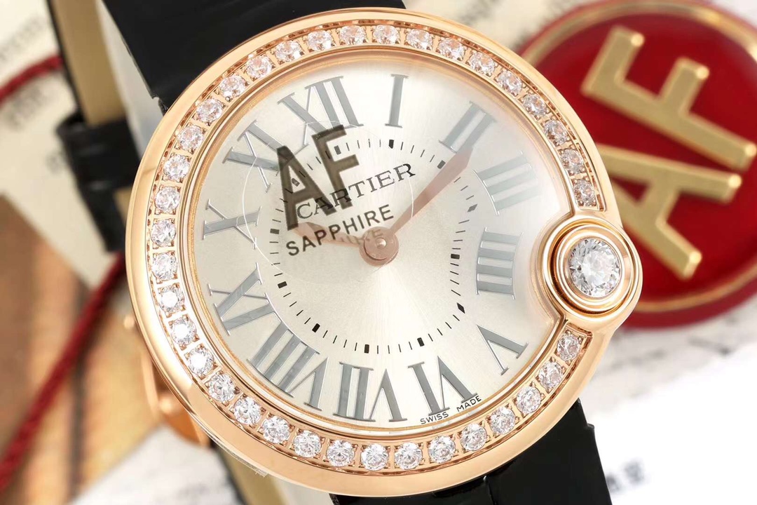NO:858259,AF new model - Confession Balloon Ballon Blanc de Cartier series watch; Dial thickness: 8.54mm Movement type: Swiss quartz movement Mirror material: Sapphire crystal mirror [Watch diameter: 30mm] The case is inlaid with a brilliant-cut diamond at 4 o'clock, and the color perfectly restores the real diamond!  The silver-plated frosted dial and the sword-shaped hands show a dazzling luster under the light. The classic design is elegant and timeless; the strap is made of Italian calfskin, and silk straps are also available. The textured strap adds elegance and charm to the wrist; the strap is equipped with a pin buckle, and the wearing method is very simple ~ Ballon Blanc's new design style shows a unique charm, classic posture, giving sparkling confidence, suitable for various occasions!  ,,cartier,cowhide19860909AF新款-告白气球Ballon Blanc de Cartier系列腕表； 表盘厚度:8.54mm 机芯类型:瑞士石英机芯 表镜材质:蓝宝石水晶镜面【腕表直径:30mm】表壳4时位置镶嵌一颗明亮式切割钻石,色泽完美还原真钻！镀银磨砂表盘配合剑型指针在光照下呈现耀眼光泽,经典设计,优雅不过时； 表带材质采用意大利小牛皮、且另有绢丝表带可供选择,质感表带,为腕间增添高雅迷人的魅力；表带装配针式表扣,佩戴方法十分简易~ Ballon Blanc白气球焕然一新的设计风格展现出独特的魅力风范,经典姿态、赋予闪耀自信,适合各种场合！,,cartier,cowhide,Watch
