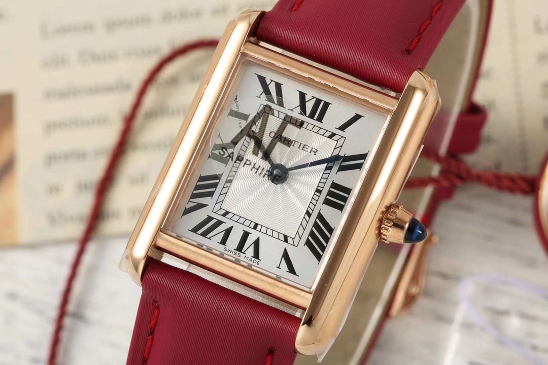 NO:158190,AF new tank AF perfectly displays the low-key but not luxurious retro style of the tank series  AF Cartier Tank Tank Series Watch [Case] ​​Small 29.5mm*22mm, breaking the round shape of the traditional watch body. The symmetrical parallel watch frames set off the square dial. The tough and simple style is unforgettable. The lines are simple and firm, with a strong industrial style. The smooth arcs and sharp corners show a modern and fashionable feeling. The tank crawler lugs and octagonal crowns are equipped with Cartier's iconic blue spinel, which is very recognizable. [Dial] The dial is displayed by classic Roman scales, with a white dial paired with blue steel hands, and in the center of the dial, there is a square scale inner ring. Tanks that combine first-class taste and avant-garde design  Watches are modern and always stand at the forefront of the times. They are called one of the most important designs in the history of watches. [Movement] AF factory has created a variety of top movements for the Tank series, including manual winding movements, automatic movements, quartz movements, etc. Each movement has undergone strict quality inspection by Cartier. In addition, the craftsmanship is also very exquisite. Each Tank watch has been polished and polished many times to show excellent quality and craftsmanship. [Watch strap] Italian lychee pattern belt, cowhide strap, and tank crawler-style steel strap. There is always a strap that touches your heart's pursuit of perfection. Perfectly displaying the low-key but not luxurious retro style of the tank series  AF Factory, a manufacturer that has been deeply rooted in Cartier for many years, you are trustworthy!  cartier cowhide19860909af 新款 坦克 AF完美展现坦克系列低调而不奢华的复古风格 AF卡地亚Tank坦克系列腕表【表壳】小号29.5mm*22mm,打破了传统腕表表身的圆形造型,以上下对称的平行表框衬托方形的表盘,硬朗简约的风格使人过目不忘.线条简洁、刚毅,具有很强的工业风格.流畅的弧线和锋利的边角,展现出现代感和时尚感.坦克履带式的表耳,八角形表冠上,有卡地亚标志性的蓝色尖晶石,识别度非常高.【表盘】表盘由经典罗马刻度显示,白色表盘搭配蓝钢指针,在盘面中央,有方形刻度内圈.融合一流品位和前卫设计的坦克腕表,现代感历久常新,始终站在时代前端,被称为腕表史上最重要的设计之一.【机芯】AF厂为Tank系列打造多种顶尖机芯,其中包括手动上链机芯、自动机芯、石英机芯等,每款机芯都经过卡地亚的严格品质检测.此外,工艺也非常精湛,每一枚Tank腕表都经过多次打磨和抛光,展现出卓越的品质和工艺水平.【表带】意大利荔枝纹皮带,牛皮革履的表带,坦克履带式的精钢表带.总有一款表带触动你内心对完美的追求.完美展现坦克系列低调而不奢华的复古风格 AF厂,一个多年深耕于卡地亚完美复刻的厂家,您值得信赖！,,cartier,cowhide,Watch