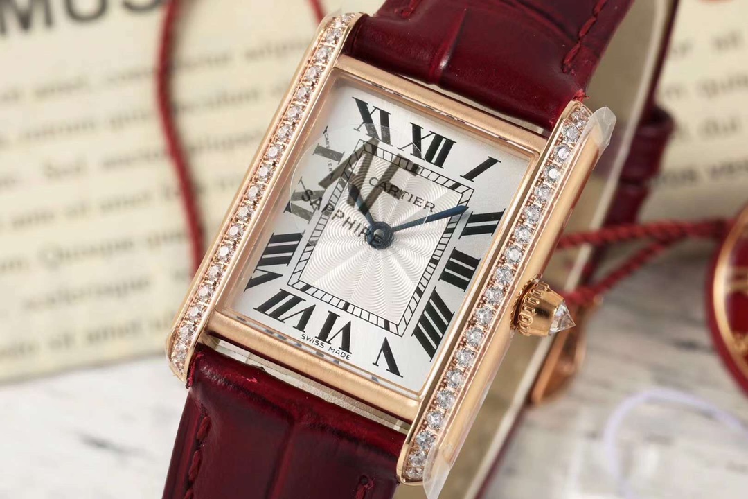 NO:389496,AF perfectly shows the low-key but not luxurious retro style of the tank series  AF Cartier Tank Tank Series Watch [Case] ​​Small 29.5mm*22mm, breaking the round shape of the traditional watch body. The symmetrical parallel watch frames set off the square dial. The tough and simple style is unforgettable. The lines are simple and firm, with a strong industrial style. The smooth arcs and sharp corners show a modern and fashionable feeling. The tank crawler lugs and octagonal crowns are equipped with Cartier's iconic blue spinel, which is very recognizable. [Dial] The dial is displayed by classic Roman scales, with a white dial paired with blue steel hands, and in the center of the dial, there is a square scale inner ring. Tanks that combine first-class taste and avant-garde design  Watches are modern and always stand at the forefront of the times. They are called one of the most important designs in the history of watches. [Movement] AF factory has created a variety of top movements for the Tank series, including manual winding movements, automatic movements, quartz movements, etc. Each movement has undergone strict quality inspection by Cartier. In addition, the craftsmanship is also very exquisite. Each Tank watch has been polished and polished many times to show excellent quality and craftsmanship. [Watch strap] Italian lychee pattern belt, cowhide strap, and tank crawler-style steel strap. There is always a strap that touches your heart's pursuit of perfection. Perfectly displaying the low-key but not luxurious retro style of the tank series  AF Factory, a manufacturer that has been deeply rooted in Cartier for many years, you are trustworthy!  cartier cowhide19860909AF完美展现坦克系列低调而不奢华的复古风格 AF卡地亚Tank坦克系列腕表【表壳】小号29.5mm*22mm,打破了传统腕表表身的圆形造型,以上下对称的平行表框衬托方形的表盘,硬朗简约的风格使人过目不忘.线条简洁、刚毅,具有很强的工业风格.流畅的弧线和锋利的边角,展现出现代感和时尚感.坦克履带式的表耳,八角形表冠上,有卡地亚标志性的蓝色尖晶石,识别度非常高.【表盘】表盘由经典罗马刻度显示,白色表盘搭配蓝钢指针,在盘面中央,有方形刻度内圈.融合一流品位和前卫设计的坦克腕表,现代感历久常新,始终站在时代前端,被称为腕表史上最重要的设计之一.【机芯】AF厂为Tank系列打造多种顶尖机芯,其中包括手动上链机芯、自动机芯、石英机芯等,每款机芯都经过卡地亚的严格品质检测.此外,工艺也非常精湛,每一枚Tank腕表都经过多次打磨和抛光,展现出卓越的品质和工艺水平.【表带】意大利荔枝纹皮带,牛皮革履的表带,坦克履带式的精钢表带.总有一款表带触动你内心对完美的追求.完美展现坦克系列低调而不奢华的复古风格 AF厂,一个多年深耕于卡地亚完美复刻的厂家,您值得信赖！,,cartier,cowhide,Watch
