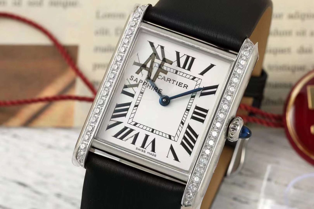 NO:858321,AF perfectly displays the low-key but not luxurious retro style of the tank series  Cartier Tank Series Watch [Case] Medium size 33.7mm*25.5mm, breaking the round shape of the traditional watch body. The upper and lower symmetrical parallel frames set off the square dial. The tough and simple style is unforgettable. The lines are simple and resolute, with a strong industrial style. Smooth arcs and sharpness  The corners of the watch show a sense of modernity and fashion. The tank track-style lugs and the octagonal crown have Cartier's iconic blue spinels, which are highly recognizable. [Dial] The dial is displayed by classic Roman scales, and the white dial is matched with blue steel hands. In the center of the dial, there is a square scale inner ring. A tank that combines first-class taste and avant-garde design  Watches, with their everlasting sense of modernity, always stand at the forefront of the times and are known as one of the most important designs in the history of watches. [Movement] AF Factory creates a variety of top movements for the Tank series, including manual winding movements, automatic movements, quartz movements, etc. Each movement has passed Cartier's strict quality inspection. In addition, the craftsmanship is also very good.  Very exquisite, every Tank watch has been polished and polished many times, showing excellent quality and craftsmanship. [Strap] Italian pebbled leather strap, cowhide leather strap, tank track-style stainless steel strap. There is always a strap that touches your inner pursuit of perfection. Perfectly showing the low-key but not luxurious retro style of the Tank series  AF Factory, a manufacturer that has been devoted to perfect Cartier replicas for many years, is worthy of your trust!  ,,cartier,cowhide19860909AF完美展现坦克系列低调而不奢华的复古风格 卡地亚Tank坦克系列腕表【表壳】中号33.7mm*25.5mm,打破了传统腕表表身的圆形造型,以上下对称的平行表框衬托方形的表盘,硬朗简约的风格使人过目不忘.线条简洁、刚毅,具有很强的工业风格.流畅的弧线和锋利的边角,展现出现代感和时尚感.坦克履带式的表耳,八角形表冠上,有卡地亚标志性的蓝色尖晶石,识别度非常高.【表盘】表盘由经典罗马刻度显示,白色表盘搭配蓝钢指针,在盘面中央,有方形刻度内圈.融合一流品位和前卫设计的坦克腕表,现代感历久常新,始终站在时代前端,被称为腕表史上最重要的设计之一.【机芯】AF厂为Tank系列打造多种顶尖机芯,其中包括手动上链机芯、自动机芯、石英机芯等,每款机芯都经过卡地亚的严格品质检测.此外,工艺也非常精湛,每一枚Tank腕表都经过多次打磨和抛光,展现出卓越的品质和工艺水平.【表带】意大利荔枝纹皮带,牛皮革履的表带,坦克履带式的精钢表带.总有一款表带触动你内心对完美的追求.完美展现坦克系列低调而不奢华的复古风格 AF厂,一个多年深耕于卡地亚完美复刻的厂家,您值得信赖！,,cartier,cowhide,Watch