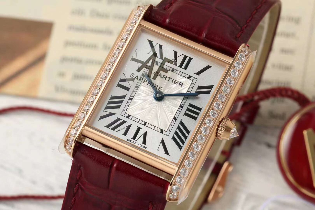 NO:158188,AF new tank AF perfectly displays the low-key but not luxurious retro style of the tank series  Cartier Tank Tank Series Watch [Case] ​​Medium size 33.7mm*25.5mm, breaking the round shape of the traditional watch body. The symmetrical parallel watch frames set off the square dial. The tough and simple style makes people unforgettable. The lines are simple and firm, with a strong industrial style. The smooth arcs and sharp corners show a modern and fashionable feeling. The tank crawler lugs and octagonal crowns are equipped with Cartier's iconic blue spinel, which is very recognizable. [Dial] The dial is displayed by classic Roman scales, with a white dial paired with blue steel hands, and in the center of the dial, there is a square scale inner ring. Tanks that combine first-class taste and avant-garde design  Watches are modern and always stand at the forefront of the times. They are called one of the most important designs in the history of watches. [Movement] AF factory has created a variety of top movements for the Tank series, including manual winding movements, automatic movements, quartz movements, etc. Each movement has undergone strict quality inspection by Cartier. In addition, the craftsmanship is also very exquisite. Each Tank watch has been polished and polished many times to show excellent quality and craftsmanship. [Watch strap] Italian lychee pattern belt, cowhide strap, and tank crawler-style steel strap. There is always a strap that touches your heart's pursuit of perfection. Perfectly displaying the low-key but not luxurious retro style of the tank series  AF Factory, a manufacturer that has been deeply rooted in Cartier for many years, you are trustworthy!  cartier cowhide19860909af 新款 坦克 AF完美展现坦克系列低调而不奢华的复古风格 卡地亚Tank坦克系列腕表【表壳】中号33.7mm*25.5mm,打破了传统腕表表身的圆形造型,以上下对称的平行表框衬托方形的表盘,硬朗简约的风格使人过目不忘.线条简洁、刚毅,具有很强的工业风格.流畅的弧线和锋利的边角,展现出现代感和时尚感.坦克履带式的表耳,八角形表冠上,有卡地亚标志性的蓝色尖晶石,识别度非常高.【表盘】表盘由经典罗马刻度显示,白色表盘搭配蓝钢指针,在盘面中央,有方形刻度内圈.融合一流品位和前卫设计的坦克腕表,现代感历久常新,始终站在时代前端,被称为腕表史上最重要的设计之一.【机芯】AF厂为Tank系列打造多种顶尖机芯,其中包括手动上链机芯、自动机芯、石英机芯等,每款机芯都经过卡地亚的严格品质检测.此外,工艺也非常精湛,每一枚Tank腕表都经过多次打磨和抛光,展现出卓越的品质和工艺水平.【表带】意大利荔枝纹皮带,牛皮革履的表带,坦克履带式的精钢表带.总有一款表带触动你内心对完美的追求.完美展现坦克系列低调而不奢华的复古风格 AF厂,一个多年深耕于卡地亚完美复刻的厂家,您值得信赖！,,cartier,cowhide,Watch