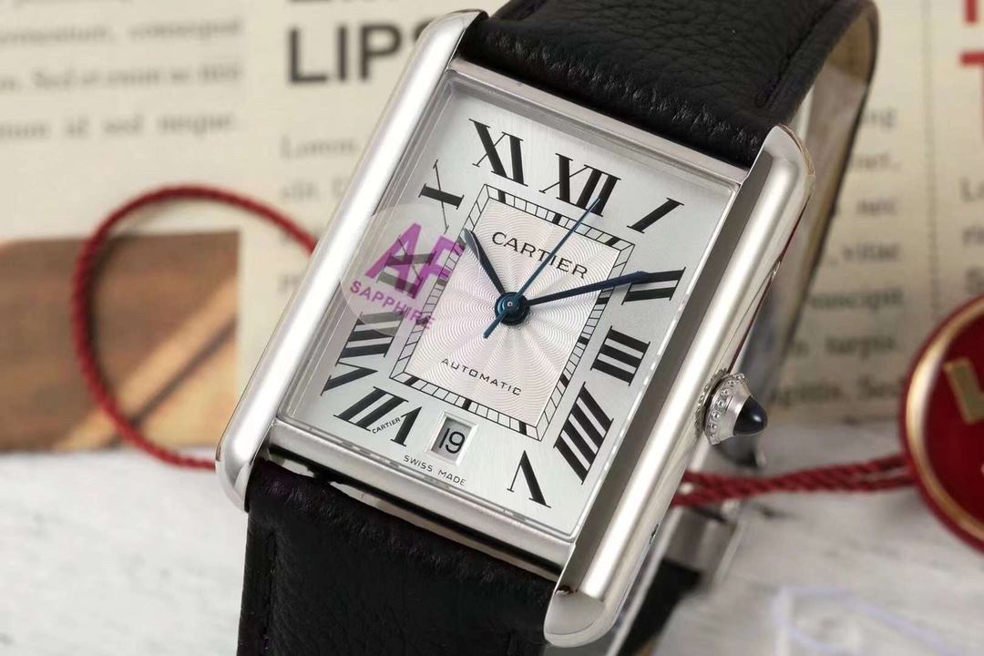 NO:389504,Long for peace and oppose war!  AF perfectly shows the low-key but not luxurious retro style of the tank series  Cartier Tank Tank Series Watch [Case] ​​Large 41mm*31mm, breaking the round shape of the traditional watch body. The symmetrical parallel watch frames set off the square dial. The tough and simple style makes people unforgettable. The lines are simple and firm, with a strong industrial style. The smooth arcs and sharp corners show a modern and fashionable feeling. The tank crawler lugs and octagonal crowns are equipped with Cartier's iconic blue spinel, which is very recognizable. [Dial] The dial is displayed by classic Roman scales, with a white dial paired with blue steel hands, and in the center of the dial, there is a square scale inner ring. Tank watches that combine first-class taste and avant-garde design  , modern feel is always new, always standing at the forefront of the times, and is known as one of the most important designs in the history of watches. [Movement] AF factory has created a variety of top movements for the Tank series, including manual winding movements, automatic movements, quartz movements, etc. Each movement has undergone strict quality inspection by Cartier. In addition, the craftsmanship is also very exquisite. Each Tank watch has been polished and polished many times to show excellent quality and craftsmanship. [Watch strap] Italian lychee pattern belt, cowhide strap, and tank crawler-style steel strap. There is always a strap that touches your inner pursuit of perfection. Perfectly displays the low-key but not luxurious retro style of the tank series.  AF Factory, a manufacturer that has been deeply rooted in Cartier for many years, you are trustworthy!  cartier cowhide19860909渴望和平、反对战争！AF完美展现坦克系列低调而不奢华的复古风格 卡地亚Tank坦克系列腕表【表壳】大号41mm*31mm,打破了传统腕表表身的圆形造型,以上下对称的平行表框衬托方形的表盘,硬朗简约的风格使人过目不忘.线条简洁、刚毅,具有很强的工业风格.流畅的弧线和锋利的边角,展现出现代感和时尚感.坦克履带式的表耳,八角形表冠上,有卡地亚标志性的蓝色尖晶石,识别度非常高.【表盘】表盘由经典罗马刻度显示,白色表盘搭配蓝钢指针,在盘面中央,有方形刻度内圈.融合一流品位和前卫设计的坦克腕表,现代感历久常新,始终站在时代前端,被称为腕表史上最重要的设计之一.【机芯】AF厂为Tank系列打造多种顶尖机芯,其中包括手动上链机芯、自动机芯、石英机芯等,每款机芯都经过卡地亚的严格品质检测.此外,工艺也非常精湛,每一枚Tank腕表都经过多次打磨和抛光,展现出卓越的品质和工艺水平.【表带】意大利荔枝纹皮带,牛皮革履的表带,坦克履带式的精钢表带.总有一款表带触动你内心对完美的追求.完美展现坦克系列低调而不奢华的复古风格 AF厂,一个多年深耕于卡地亚完美复刻的厂家,您值得信赖！,,cartier,cowhide,Watch