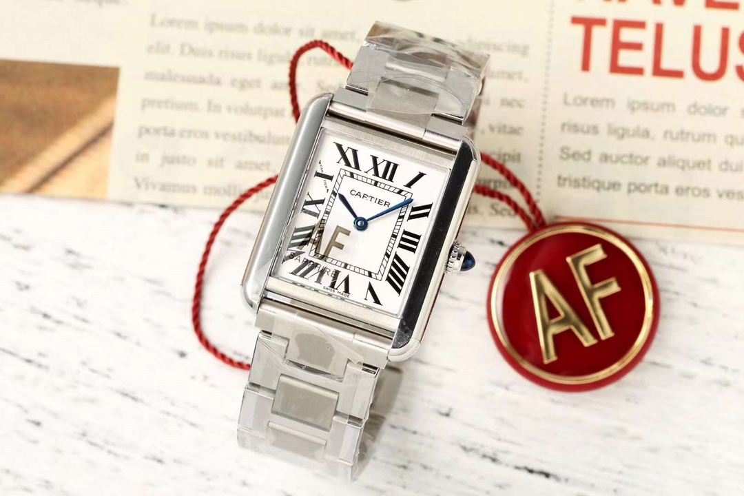 NO:158192,af Old tank longs for peace and oppose war!  AF perfectly shows the low-key but not luxurious retro style of the tank series  AF Cartier Tank Tank Series Watch [Case] ​​Small 29.5mm*22mm, breaking the round shape of the traditional watch body. The symmetrical parallel watch frames set off the square dial. The tough and simple style is unforgettable. The lines are simple and firm, with a strong industrial style. The smooth arcs and sharp corners show a modern and fashionable feeling. The tank crawler lugs and octagonal crowns are equipped with Cartier's iconic blue spinel, which is very recognizable. [Dial] The dial is displayed by classic Roman scales, with a white dial paired with blue steel hands, and in the center of the dial, there is a square scale inner ring. Tanks that combine first-class taste and avant-garde design  Watches are modern and always stand at the forefront of the times. They are called one of the most important designs in the history of watches. [Movement] AF factory has created a variety of top movements for the Tank series, including manual winding movements, automatic movements, quartz movements, etc. Each movement has undergone strict quality inspection by Cartier. In addition, the craftsmanship is also very exquisite. Each Tank watch has been polished and polished many times to show excellent quality and craftsmanship. [Watch strap] Italian lychee pattern belt, cowhide strap, and tank crawler-style steel strap. There is always a strap that touches your heart's pursuit of perfection. Perfectly displaying the low-key but not luxurious retro style of the tank series  AF Factory, a manufacturer that has been deeply rooted in Cartier for many years, you are trustworthy!  cartier cowhide19860909af 老款 坦克 渴望和平、反对战争！AF完美展现坦克系列低调而不奢华的复古风格 AF卡地亚Tank坦克系列腕表【表壳】小号29.5mm*22mm,打破了传统腕表表身的圆形造型,以上下对称的平行表框衬托方形的表盘,硬朗简约的风格使人过目不忘.线条简洁、刚毅,具有很强的工业风格.流畅的弧线和锋利的边角,展现出现代感和时尚感.坦克履带式的表耳,八角形表冠上,有卡地亚标志性的蓝色尖晶石,识别度非常高.【表盘】表盘由经典罗马刻度显示,白色表盘搭配蓝钢指针,在盘面中央,有方形刻度内圈.融合一流品位和前卫设计的坦克腕表,现代感历久常新,始终站在时代前端,被称为腕表史上最重要的设计之一.【机芯】AF厂为Tank系列打造多种顶尖机芯,其中包括手动上链机芯、自动机芯、石英机芯等,每款机芯都经过卡地亚的严格品质检测.此外,工艺也非常精湛,每一枚Tank腕表都经过多次打磨和抛光,展现出卓越的品质和工艺水平.【表带】意大利荔枝纹皮带,牛皮革履的表带,坦克履带式的精钢表带.总有一款表带触动你内心对完美的追求.完美展现坦克系列低调而不奢华的复古风格 AF厂,一个多年深耕于卡地亚完美复刻的厂家,您值得信赖！,,cartier,cowhide,Watch