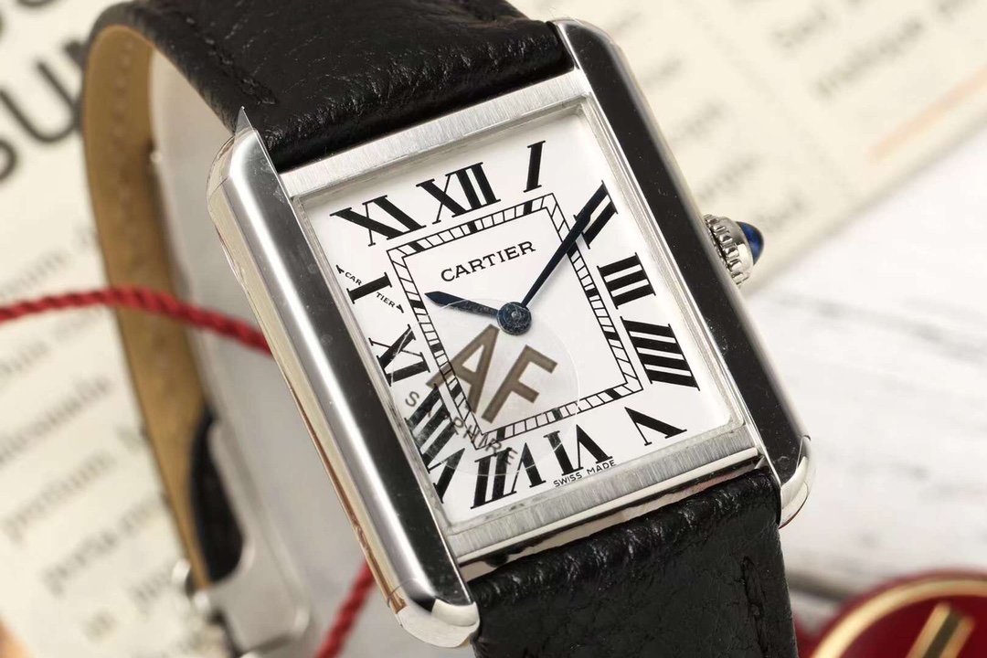 NO:158194,af old tank AF perfectly displays the low-key but not luxurious retro style of the tank series  AF Cartier Tank Tank Series Watch [Case] ​​Small 29.5mm*22mm, breaking the round shape of the traditional watch body. The symmetrical parallel watch frames set off the square dial. The tough and simple style is unforgettable. The lines are simple and firm, with a strong industrial style. The smooth arcs and sharp corners show a modern and fashionable feeling. The tank crawler lugs and octagonal crowns are equipped with Cartier's iconic blue spinel, which is very recognizable. [Dial] The dial is displayed by classic Roman scales, with a white dial paired with blue steel hands, and in the center of the dial, there is a square scale inner ring. Tanks that combine first-class taste and avant-garde design  Watches are modern and always stand at the forefront of the times. They are called one of the most important designs in the history of watches. [Movement] AF factory has created a variety of top movements for the Tank series, including manual winding movements, automatic movements, quartz movements, etc. Each movement has undergone strict quality inspection by Cartier. In addition, the craftsmanship is also very exquisite. Each Tank watch has been polished and polished many times to show excellent quality and craftsmanship. [Watch strap] Italian lychee pattern belt, cowhide strap, and tank crawler-style steel strap. There is always a strap that touches your heart's pursuit of perfection. Perfectly displaying the low-key but not luxurious retro style of the tank series  AF Factory, a manufacturer that has been deeply rooted in Cartier for many years, you are trustworthy!  cartier cowhide19860909af 老款 坦克 AF完美展现坦克系列低调而不奢华的复古风格 AF卡地亚Tank坦克系列腕表【表壳】小号29.5mm*22mm,打破了传统腕表表身的圆形造型,以上下对称的平行表框衬托方形的表盘,硬朗简约的风格使人过目不忘.线条简洁、刚毅,具有很强的工业风格.流畅的弧线和锋利的边角,展现出现代感和时尚感.坦克履带式的表耳,八角形表冠上,有卡地亚标志性的蓝色尖晶石,识别度非常高.【表盘】表盘由经典罗马刻度显示,白色表盘搭配蓝钢指针,在盘面中央,有方形刻度内圈.融合一流品位和前卫设计的坦克腕表,现代感历久常新,始终站在时代前端,被称为腕表史上最重要的设计之一.【机芯】AF厂为Tank系列打造多种顶尖机芯,其中包括手动上链机芯、自动机芯、石英机芯等,每款机芯都经过卡地亚的严格品质检测.此外,工艺也非常精湛,每一枚Tank腕表都经过多次打磨和抛光,展现出卓越的品质和工艺水平.【表带】意大利荔枝纹皮带,牛皮革履的表带,坦克履带式的精钢表带.总有一款表带触动你内心对完美的追求.完美展现坦克系列低调而不奢华的复古风格 AF厂,一个多年深耕于卡地亚完美复刻的厂家,您值得信赖！,,cartier,cowhide,Watch