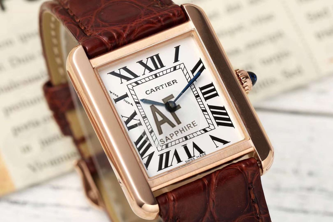 NO:158179,af old tank AF perfectly displays the low-key but not luxurious retro style of the tank series  AF Cartier Tank Tank Series Watch [Case] ​​Small 29.5mm*22mm, breaking the round shape of the traditional watch body. The symmetrical parallel watch frames set off the square dial. The tough and simple style is unforgettable. The lines are simple and firm, with a strong industrial style. The smooth arcs and sharp corners show a modern and fashionable feeling. The tank crawler lugs and octagonal crowns are equipped with Cartier's iconic blue spinel, which is very recognizable. [Dial] The dial is displayed by classic Roman scales, with a white dial paired with blue steel hands, and in the center of the dial, there is a square scale inner ring. Tanks that combine first-class taste and avant-garde design  Watches are modern and always stand at the forefront of the times. They are called one of the most important designs in the history of watches. [Movement] AF factory has created a variety of top movements for the Tank series, including manual winding movements, automatic movements, quartz movements, etc. Each movement has undergone strict quality inspection by Cartier. In addition, the craftsmanship is also very exquisite. Each Tank watch has been polished and polished many times to show excellent quality and craftsmanship. [Watch strap] Italian lychee pattern belt, cowhide strap, and tank crawler-style steel strap. There is always a strap that touches your heart's pursuit of perfection. Perfectly displaying the low-key but not luxurious retro style of the tank series  AF Factory, a manufacturer that has been deeply rooted in Cartier for many years, you are trustworthy!  cartier cowhide19860909af 老款 坦克 AF完美展现坦克系列低调而不奢华的复古风格 AF卡地亚Tank坦克系列腕表【表壳】小号29.5mm*22mm,打破了传统腕表表身的圆形造型,以上下对称的平行表框衬托方形的表盘,硬朗简约的风格使人过目不忘.线条简洁、刚毅,具有很强的工业风格.流畅的弧线和锋利的边角,展现出现代感和时尚感.坦克履带式的表耳,八角形表冠上,有卡地亚标志性的蓝色尖晶石,识别度非常高.【表盘】表盘由经典罗马刻度显示,白色表盘搭配蓝钢指针,在盘面中央,有方形刻度内圈.融合一流品位和前卫设计的坦克腕表,现代感历久常新,始终站在时代前端,被称为腕表史上最重要的设计之一.【机芯】AF厂为Tank系列打造多种顶尖机芯,其中包括手动上链机芯、自动机芯、石英机芯等,每款机芯都经过卡地亚的严格品质检测.此外,工艺也非常精湛,每一枚Tank腕表都经过多次打磨和抛光,展现出卓越的品质和工艺水平.【表带】意大利荔枝纹皮带,牛皮革履的表带,坦克履带式的精钢表带.总有一款表带触动你内心对完美的追求.完美展现坦克系列低调而不奢华的复古风格 AF厂,一个多年深耕于卡地亚完美复刻的厂家,您值得信赖！,,cartier,cowhide,Watch