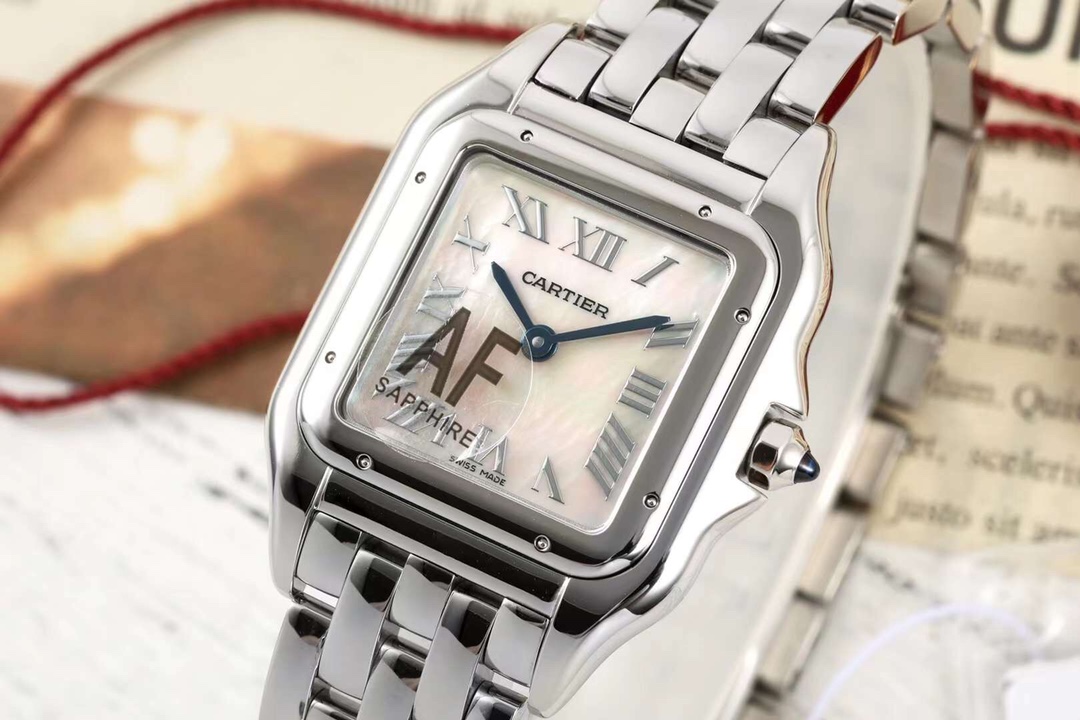 NO:858296,AF Walking with the Leopard, I immediately fell in love with the Cartier Cheetah series watch [Case] Medium size 27 x 37mm. The square case has soft lines and exquisite streamlined lugs. It is integrated with the case and is charming. It is anthère de  The aesthetic style conveyed by Cartier's cheetah. [Dial] The natural mother-of-pearl dial shines with a smart luster. Silver Roman numerals are distributed on the dial. Cartier's iconic sword-shaped blue steel hands jump on the dial. The crown is inlaid with a synthetic stone.  Blue spinel, gorgeous and unruly. [Strap] The finely polished stainless steel strap echoes the soft design language of the case. It is soft and docile on the wrist, as if dancing on the skin. The unique shape highlights a mature, elegant, confident and moving female image.  The AF factory uses exquisite skills and original mold opening to create the Cartier Leopard series anthère de Cartier,,cartier,cartier, which is the same as the original one.19860909AF与豹同行,一跃入心,卡地亚猎豹系列腕表【表壳】中号27 x 37mm 方形表壳线条柔美,精美流线表耳,与表壳一体成型,魅惑动人.是anthère de Cartier猎豹所传达的美学风格.【表盘】天然贝母表盘闪耀着灵动的光泽,表盘上分布着银色罗马数字时标,卡地亚标志性剑形蓝钢指针跃动与表盘之上.表冠镶嵌一颗合成蓝色尖晶石,华丽而不羁.【表带】精钢表带打磨细腻,与表壳柔美的设计语言遥相呼应.柔软服帖于腕间,宛若在肌肤上翩翩起舞.独特的造型彰显成熟优雅、自信动人的女性形象. AF厂以精湛技艺,原装开模,打造出与正品无异的卡地亚猎豹系列 anthère de Cartier,,cartier,cartier,Watch