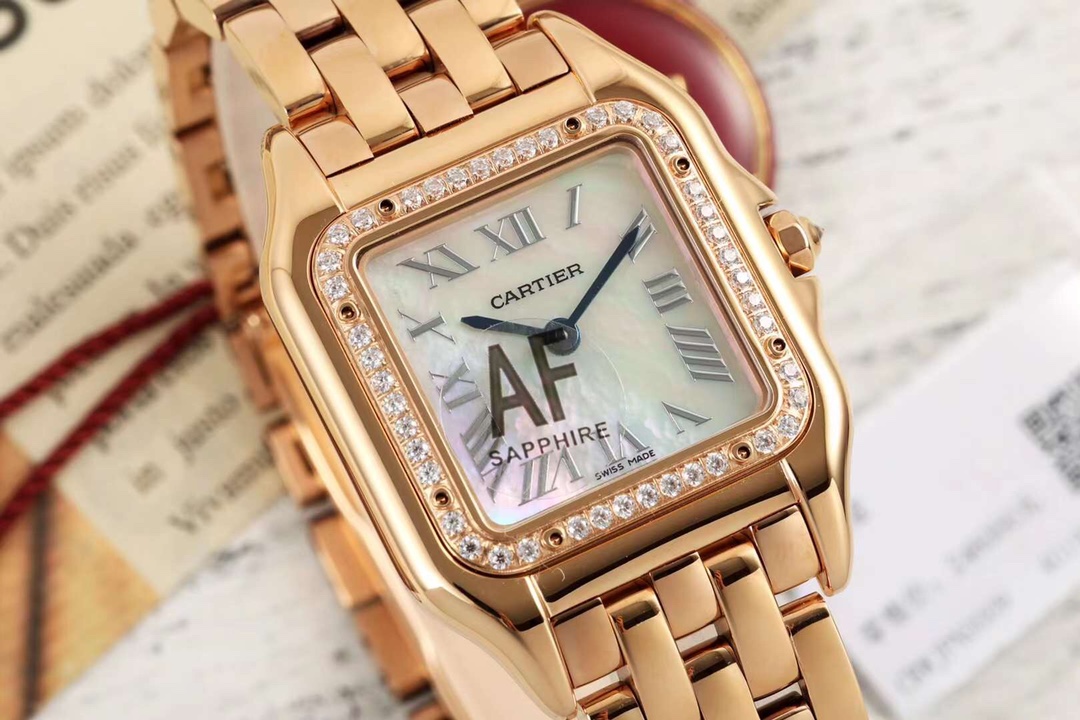 NO:586410,AF Walking with the Leopard, I immediately fell in love with the Cartier Cheetah series watch [Case] Medium size 27 x 37mm. The square case has soft lines and exquisite streamlined lugs. It is integrated with the case and is charming. It is anthère de  The aesthetic style conveyed by Cartier's cheetah. [Dial] The natural mother-of-pearl dial shines with a smart luster. Silver Roman numerals are distributed on the dial. Cartier's iconic sword-shaped blue steel hands jump on the dial. The crown is inlaid with a synthetic stone.  Blue spinel, gorgeous and unruly. [Strap] The finely polished stainless steel strap echoes the soft design language of the case. It is soft and docile on the wrist, as if dancing on the skin. The unique shape highlights a mature, elegant, confident and moving female image.  The AF factory uses exquisite skills and original mold opening to create the Cartier Leopard series anthère de Cartier,,cartier,cartier, which is the same as the original one.19860909AF与豹同行,一跃入心,卡地亚猎豹系列腕表【表壳】中号27 x 37mm 方形表壳线条柔美,精美流线表耳,与表壳一体成型,魅惑动人.是anthère de Cartier猎豹所传达的美学风格.【表盘】天然贝母表盘闪耀着灵动的光泽,表盘上分布着银色罗马数字时标,卡地亚标志性剑形蓝钢指针跃动与表盘之上.表冠镶嵌一颗合成蓝色尖晶石,华丽而不羁.【表带】精钢表带打磨细腻,与表壳柔美的设计语言遥相呼应.柔软服帖于腕间,宛若在肌肤上翩翩起舞.独特的造型彰显成熟优雅、自信动人的女性形象. AF厂以精湛技艺,原装开模,打造出与正品无异的卡地亚猎豹系列 anthère de Cartier,,cartier,cartier,Watch