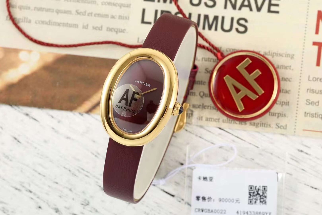 AF-卡地亚Baignoire浴缸系列腕表； BAIGNOIRE DE CARTIER腕表，镶钻款/光圈款可供选择，椭圆形表壳镶嵌42颗明亮式切割圆钻，3字位圆珠形表冠镶嵌1颗凸圆形闪钻，瑞士石英机芯、镀银表盘，表盘搭配罗马数字时标；剑形蓝钢指针，弧形蓝宝石水晶镜面，细节之处，精美绝伦！ 表带材质采用高品质进口意大利小牛皮，装配针扣式表扣，佩戴方法十分简单~ 腕表尺寸:31.4毫米×23.1毫米，厚度：6.95毫米。生活防水约深度3巴！ 独特时尚的浴缸造型设计展现出优雅的法式浪漫风格，简约线条、精准造型、匀称比例~既是腕表，亦是珠宝；纯粹魅力令人爱不释手！