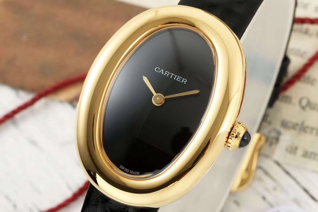 NO:156995,AF-Cartier Baignoire Bathtub Series Watches; BAIGNOIRE DE CARTIER, diamond-set style/aperture style to choose from, oval case set with 42 brilliant-cut round diamonds, 3-character round bead crown set with 1 cabochon flash diamond, Swiss quartz movement, silver-plated dial, dial with Roman numeral hour markers; sword-shaped blue steel hands, arc-shaped sapphire crystal mirror, details are exquisite!  The strap is made of high-quality imported Italian calf leather, and is equipped with a pin buckle buckle. The wearing method is very simple~ The watch size: 31.4 mm × 23.1 mm, thickness 6.95 mm. The waterproof life is about 3 bar deep!  The unique and fashionable bathtub design shows an elegant French romantic style, simple lines, precise shapes, and symmetrical proportions~ it is both a watch and a jewelry; the pure charm makes people love it!  cartier cartier cowhide19860909AF-卡地亚Baignoire浴缸系列腕表； BAIGNOIRE DE CARTIER腕表,镶钻款/光圈款可供选择,椭圆形表壳镶嵌42颗明亮式切割圆钻,3字位圆珠形表冠镶嵌1颗凸圆形闪钻,瑞士石英机芯、镀银表盘,表盘搭配罗马数字时标；剑形蓝钢指针,弧形蓝宝石水晶镜面,细节之处,精美绝伦！ 表带材质采用高品质进口意大利小牛皮,装配针扣式表扣,佩戴方法十分简单~ 腕表尺寸:31.4毫米×23.1毫米,厚度6.95毫米.生活防水约深度3巴！ 独特时尚的浴缸造型设计展现出优雅的法式浪漫风格,简约线条、精准造型、匀称比例~既是腕表,亦是珠宝；纯粹魅力令人爱不释手！,,cartier,cartier,cowhide,Watch