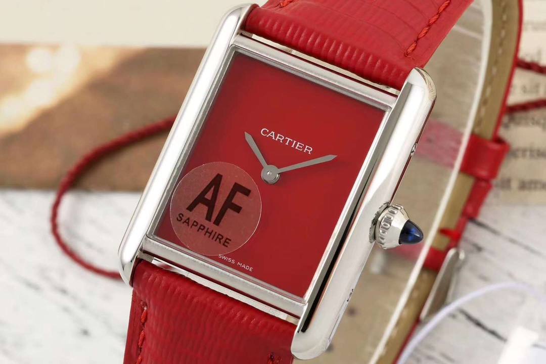 NO:158183,AF~ Tank must perfectly show the low-key but not luxurious retro style of the tank series. Cartier Tank Tank series watch Swiss quartz movement small 29.5*22mm, medium 33.7*25.5mm. It breaks the round shape of the traditional watch body. The parallel watch frames with symmetrical top and bottom set off the square dial. The tough and simple style is unforgettable. The lines are simple and firm, with a strong industrial style. The smooth arcs and sharp corners show a modern and fashionable feeling. The tank crawler lugs and octagonal crowns are equipped with Cartier's iconic blue spinel, which is very recognizable.  The tank watch with avant-garde design has a long-lasting modern feel and always stands at the forefront of the times. It is called one of the most important designs in the history of watches. [Movement] AF factory has created a variety of top movements for the Tank series, including manual winding movements, automatic movements, quartz movements, etc. Each movement has undergone strict quality inspection by Cartier. In addition, the craftsmanship is also very exquisite. Each Tank watch has been polished and polished many times to show excellent quality and craftsmanship. [Watch Strap] Italian cowhide leather strap, tank track-style steel strap. There is always a strap that touches your inner pursuit of perfection. Perfectly displays the low-key but not luxurious retro style of the tank series. AF factory, a manufacturer that has been deeply rooted in Cartier for many years, you are trustworthy!  cartier cowhide19860909AF～坦克must完美展现坦克系列低调而不奢华的复古风格 卡地亚Tank坦克系列腕表 瑞士石英机芯 小号29.5*22mm, 中号33.7*25.5mm 打破了传统腕表表身的圆形造型,以上下对称的平行表框衬托方形的表盘,硬朗简约的风格使人过目不忘.线条简洁、刚毅,具有很强的工业风格.流畅的弧线和锋利的边角,展现出现代感和时尚感.坦克履带式的表耳,八角形表冠上,有卡地亚标志性的蓝色尖晶石,识别度非常高. 前卫设计的坦克腕表,现代感历久常新,始终站在时代前端,被称为腕表史上最重要的设计之一.【机芯】AF厂为Tank系列打造多种顶尖机芯,其中包括手动上链机芯、自动机芯、石英机芯等,每款机芯都经过卡地亚的严格品质检测.此外,工艺也非常精湛,每一枚Tank腕表都经过多次打磨和抛光,展现出卓越的品质和工艺水平.【表带】意大利牛皮革履的表带,坦克履带式的精钢表带.总有一款表带触动你内心对完美的追求.完美展现坦克系列低调而不奢华的复古风格 AF厂,一个多年深耕于卡地亚完美复刻的厂家,您值得信赖！,,cartier,cowhide,Watch