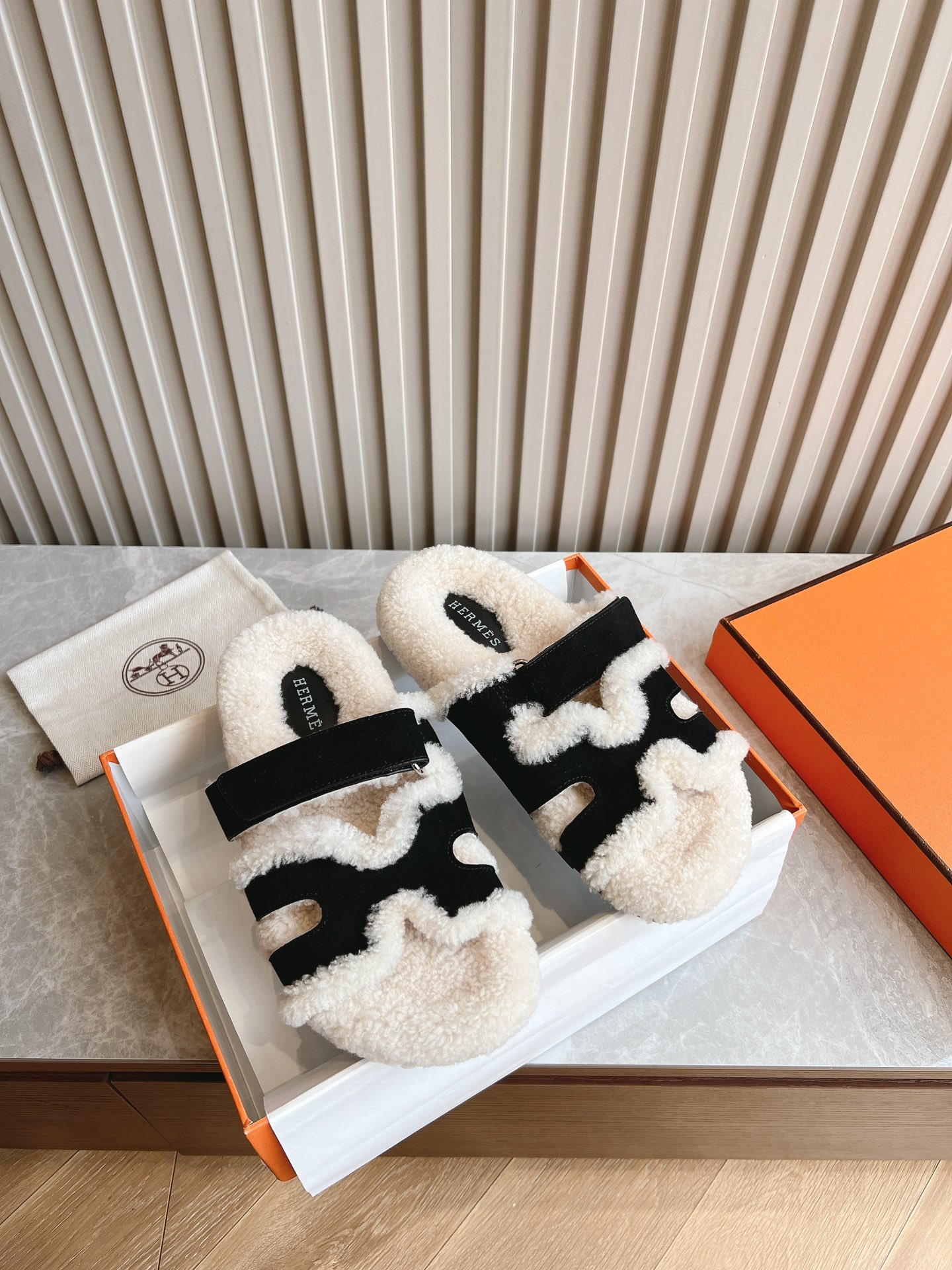 NO:681552,(Top version) Men's size 10 * Hermès fur one-piece rolled cake wool second uncle slippers. This year's fabrics are all made of A+ fur integrated rolled cake hair. It is furry and cute, and it feels like stepping on the clouds. Wear it barefoot or with socks, it is very fashionable. Original fabric material, lining wool, sole original molded TPU sole (not ordinary rubber), size 35-39 (customized at 41), non-refundable and non-exchangeable for women  40-44 (customized 45-48) non-refundable and non-exchangeable for men, furry shoes and slippers, hermes, slippers, socks19860909（顶级版本）男码10 *爱马仕皮毛一体卷糕毛二舅拖 今年面料均选用A+皮毛一体卷糕毛 毛茸茸的 敲可爱的,踩云脚感,光脚或者搭配个袜子穿,都时髦的不行哦 面料原版材质 内里羊毛 鞋底原版开模tpu鞋底（非普通橡胶） 尺码35-39（41定制）不退不换女 40-44（45-48定制）不退不换男,毛毛鞋拖鞋,hermes,slippers,socks,Women's Shoes