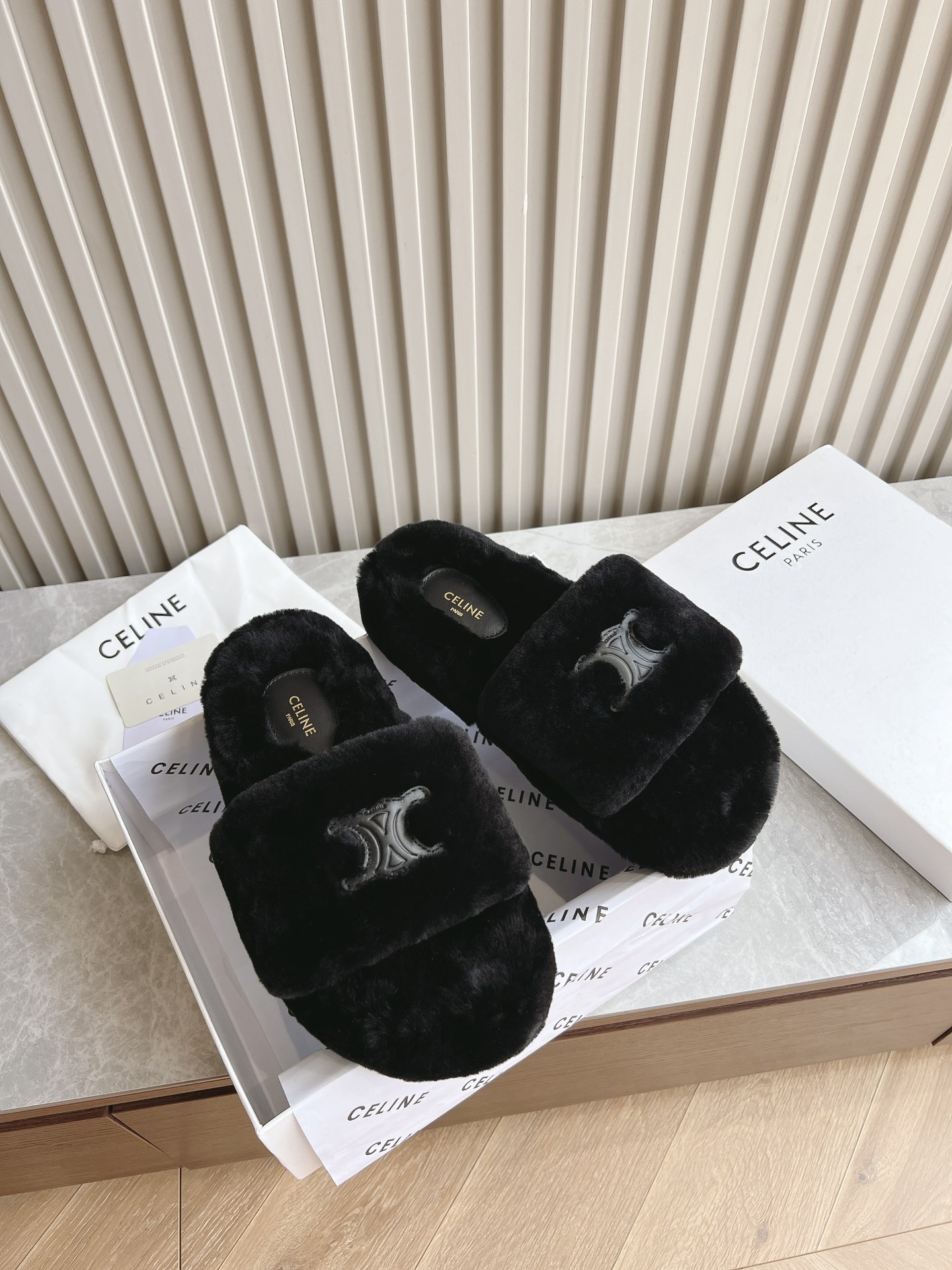 NO:478579,Batch (top version) Top quality CELINE/Celin Autumn and winter new thick-soled slippers and fur shoes Celin made me love it again!  There are too many beautiful shoes in this season. This wool really makes me unable to extricate myself. It's so cute~ Fabric imported wool (no fake wool added) Sole original sole size 35-40 (40 customized without return or exchange), fur shoes slippers, celine, celine, slippers, slippers19860909批（顶级版本） 顶级品质CELINE/塞琳 秋冬新厚底拖鞋毛毛鞋 赛琳又让我重新爱了它一次！这季节美鞋太多这款毛拖真的是让我无法自拔真太可爱了～ 面料欧洲进口羊毛（不掺入任何假毛） 鞋底原版鞋底 码数35-40（40定做不退换）,毛毛鞋拖鞋,celine,celine,slippers,Women's Shoes