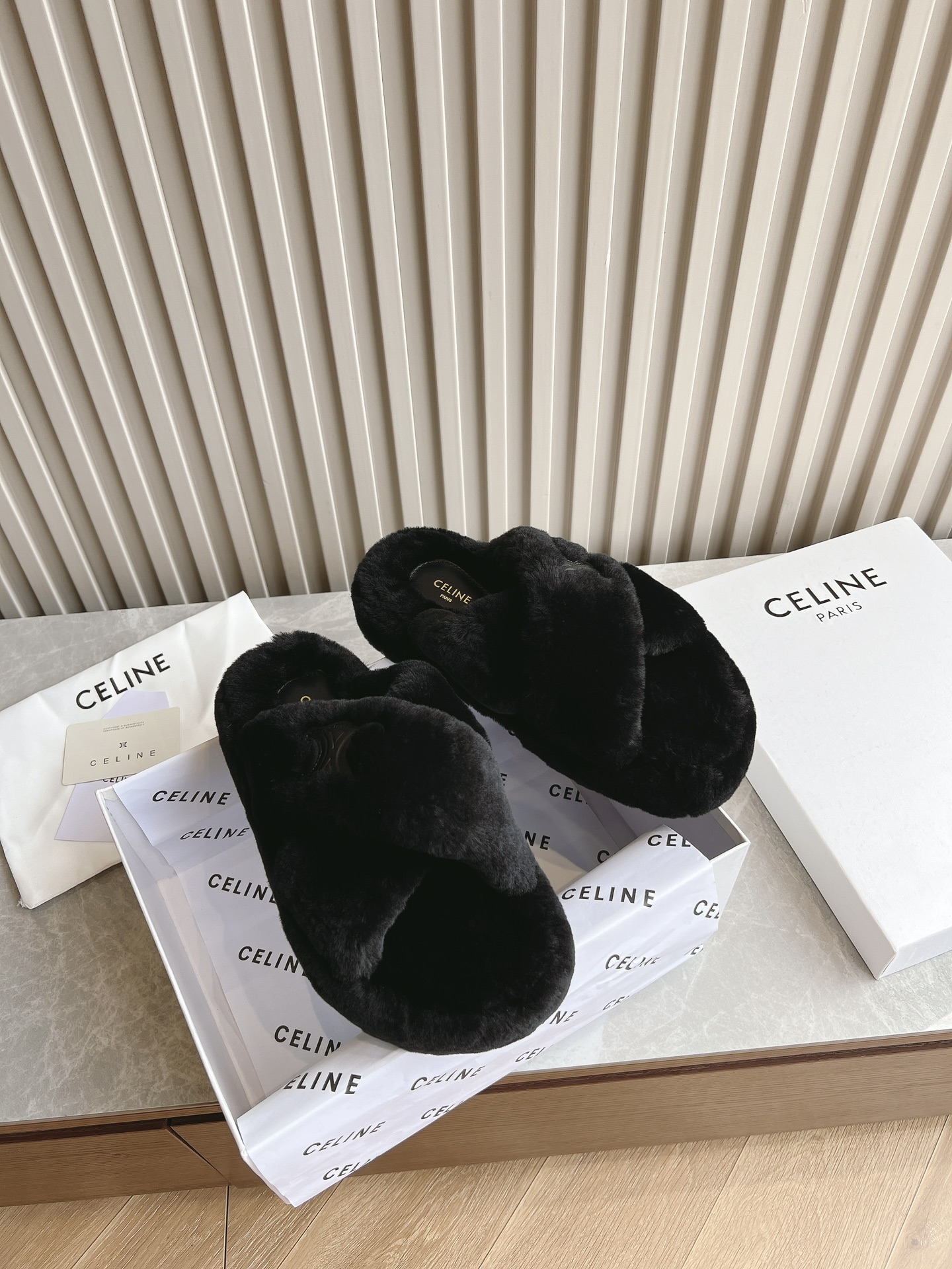 NO:478587,Batch Top quality CELINE/Celin Autumn and winter new thick-soled slippers and fur shoes Celin made me love it again!  There are too many beautiful shoes in this season. This wool really makes me unable to extricate myself. It's so cute~ Fabric imported wool (no fake wool added) Sole original sole size 35-40 (40 customized without return or exchange), fur shoes slippers, celine, celine, slippers, slippers19860909批 顶级品质CELINE/塞琳 秋冬新厚底拖鞋毛毛鞋 赛琳又让我重新爱了它一次！这季节美鞋太多这款毛拖真的是让我无法自拔真太可爱了～ 面料欧洲进口羊毛（不掺入任何假毛） 鞋底原版鞋底 码数35-40（40定做不退换）,毛毛鞋拖鞋,celine,celine,slippers,Women's Shoes