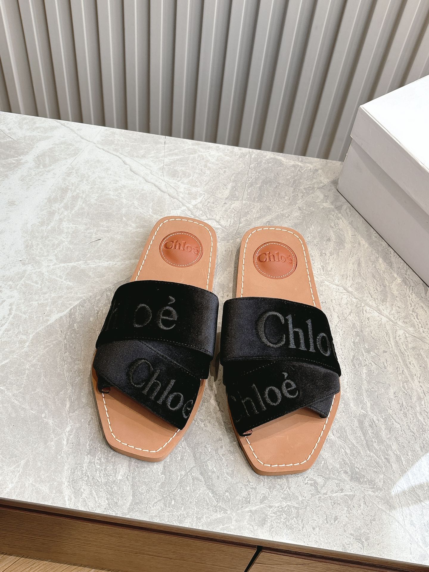 NO:173505,(Top version) Chloe Chloe/Koyi classic spring and summer embroidered cross-belt slippers Chloe spring and summer style, letter cross-belt flat slippers, original private model high-density rubber foam sole, artificial Goodyear threading, and with a trench on the back palm, filling cowhide with cowhide pads. All positions are just right, internet celebrity popular, top casual vacation series big names Internet celebrities are unanimous in pursuit of this style, and it is difficult to find out for a while. The indispensable single-item slippers in midsummer are very attractive to fashionable and sporty style, showing your elegance, lightness, slimness, and whiteness in your way Original custom webbing   embroidery EVA insole abrasive air compressing synthesis Original private model high-density rubber foam sole Frosted cowhide on the heel logo  35-39.40.41.42.43 Custom made, slippers, chloe, loewe, slippers, cowhide19860909（顶级版本） Chloe 克洛伊/蔻依经典春夏款刺绣交叉带拖鞋 克洛伊春夏款,字母交叉带平底拖鞋,原版私模高密度橡胶发泡鞋底,人工固特异手法穿线,配上后掌位置挖槽填充牛皮小垫 所有的位置刚刚好 ,网红爆款,顶级休闲度假系列大咖网红一致追求此款,更是断货一度难求 盛夏不可缺少的单品拖鞋,上脚极具吸引时髦运动风尚,以你的方式彰显你的优雅、轻便、显瘦、显脚白 Original定制织带  刺绣 EVA鞋垫磨具空压合成 原版私模高密度橡胶发泡鞋底 后跟logo处磨砂牛皮 35-39.40.41.42.43定做,拖鞋,chloe,loewe,slippers,cowhide,Women's Shoes