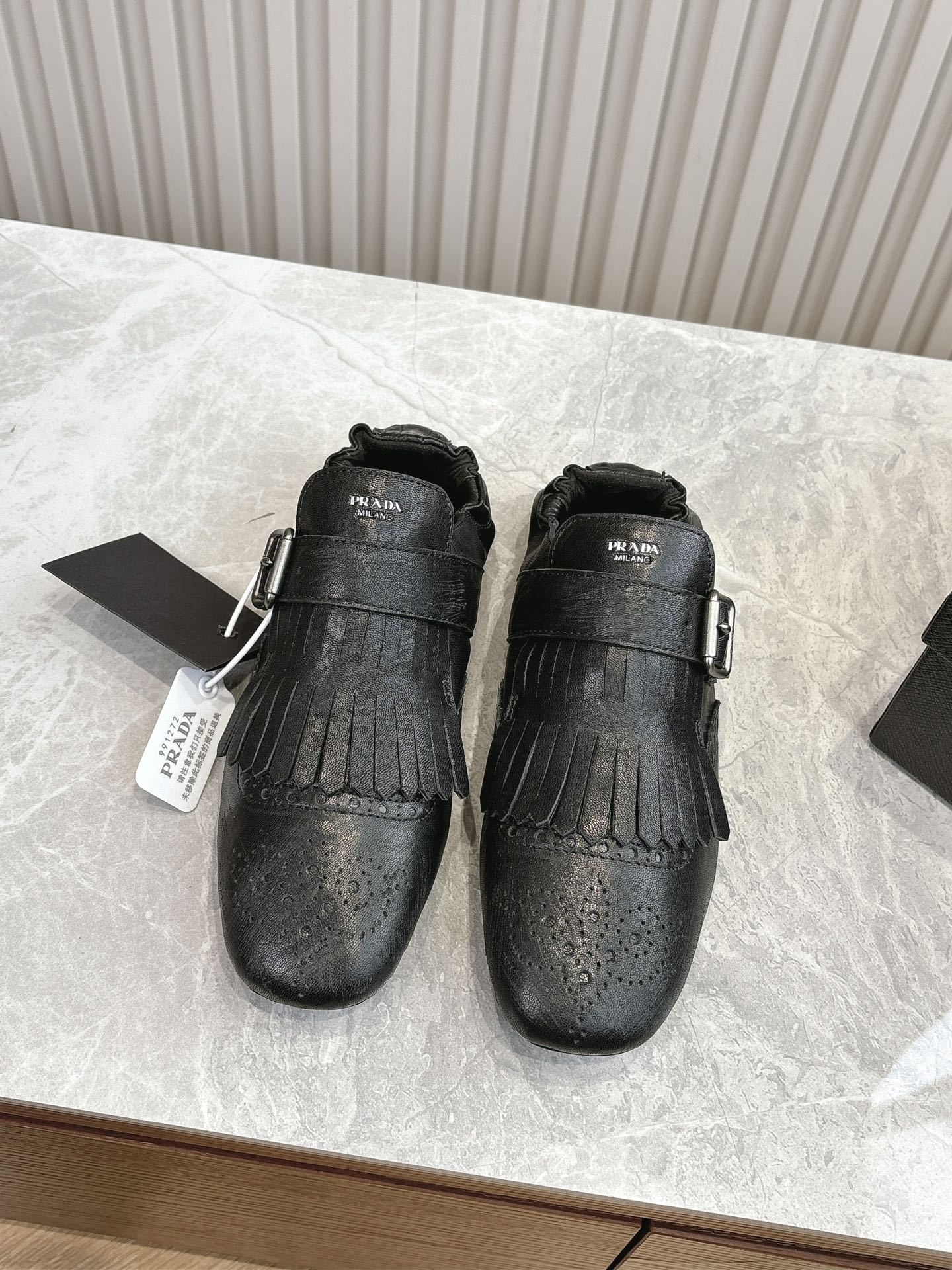 NO:173504,(Exclusive top-level) Top quality Prad* 25ss Prada catwalk retro tassel half-slipper single shoes hit!  The catwalk style is retro and fashionable, casual and versatile, fashionable and casual, unique taste, everyone loves and easily controls it, it will explode every year. It is enough to conquer you, wear it, casual and fashionable, both without mistakes, simple and handsome on the feet, imported wax calfskin, inner inner sheepskin, rubber beef tendon thick sole, standard size: 35-41 (41 custom made without return and exchange) Normal size, single shoes, prada, prada, slippers, cowhide, sheepskin19860909（独家顶级） 顶级品质Prad* 25ss 普拉达走秀款复古流苏半拖鞋单鞋爆款！走秀款 复古感时髦满满 随意百搭 时尚休闲 独到味道,人人都爱也轻松驾驭 每年都会爆.足以征服你,穿上它,休闲时髦 两不失误 上脚简单帅气 面料进口蜡感小牛皮 内里内里羊皮 橡胶牛筋厚底 标准码数:35-41（41定制不退换)正常尺码,单鞋,prada,prada,slippers,cowhide,sheepskin,Women's Shoes