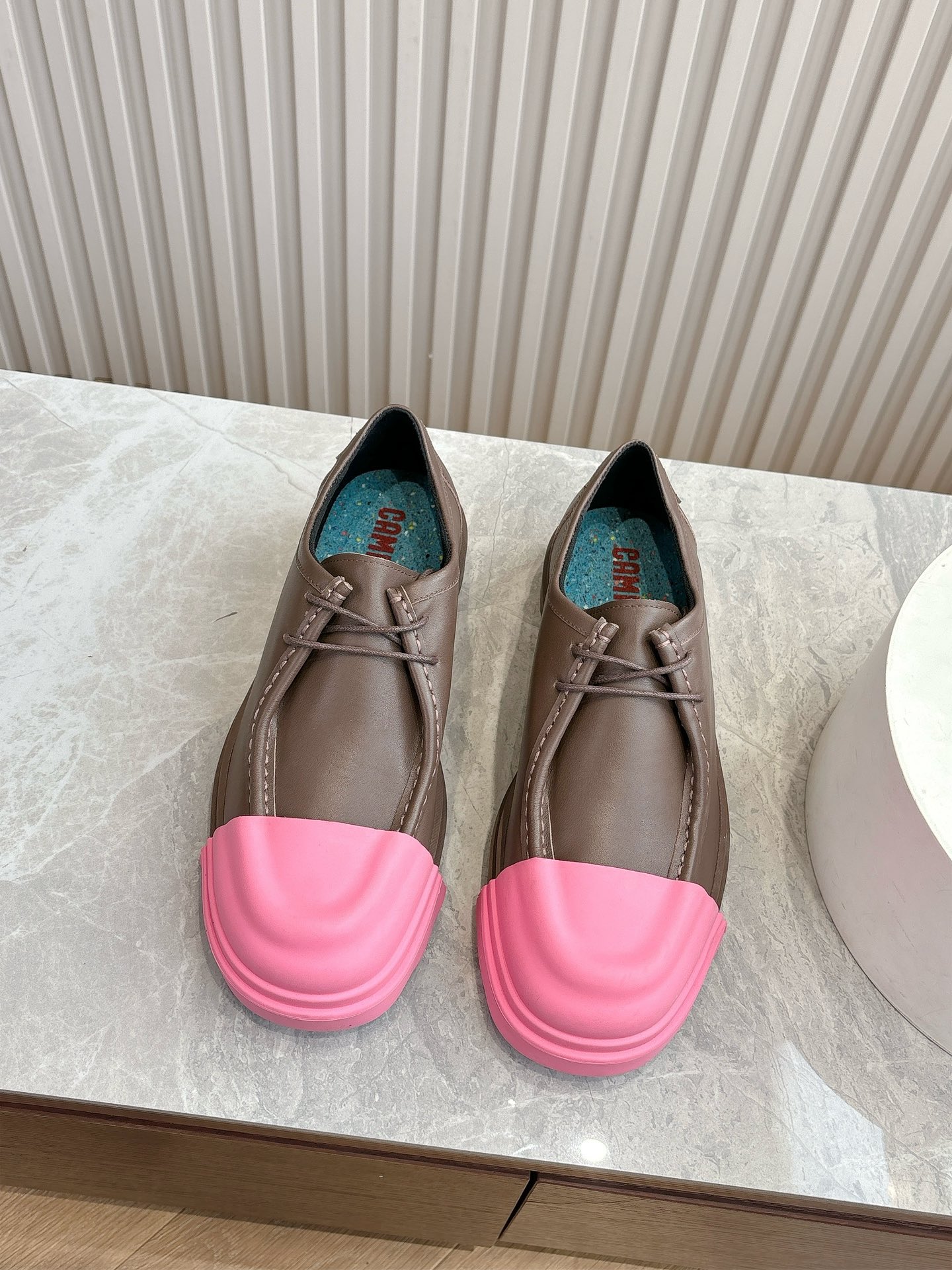 NO:232213,(Top version) Camper Spanish trend brand 25vs spring and summer new casual shoes series... [Couple rubber toe two-wear casual shoes] Original one-to-one, original mold-opening detachable rubber toe, contrasting color technology, Derby shoes super Camper Derby shoes, detachable toe cover is matched at will, very eye-catching. Each color is very good, all details are in place, and the foot is super comfortable... Fabric original custom cowhide original inner lining original custom breathable fabric foot pad original color high elastic latex large sole original mold opening super soft molding sole size 35-44 (female 40.41. male 45 customization without return) Packaging original full set of packaging color official website update synchronously Note 201 pairs of rubber toe, 4-color rubber toe available, loafers, cowhide19860909（顶级版本） Camper西班牙潮牌25vs春夏新款休闲鞋系列……【情侣胶头两穿款休闲鞋】 原版一比一打造,原版开模可拆卸式胶头,撞色工艺,德比鞋超级Camper 德比鞋,可拆卸鞋头套随意搭配,非常亮眼.每个配色都很好看,所有细节到位,上脚超级舒服…… 面料原版定制牛皮原版 内里原版定制透气布料 垫脚原版彩色高弹乳胶 大底原版开模超软成型底 码数35-44（女40.41.男45定制不退换） 包装原版全套包装 颜色官网同步更新 备注胶头201对,4色胶头可选,乐福鞋,loafers,cowhide,Women's Shoes