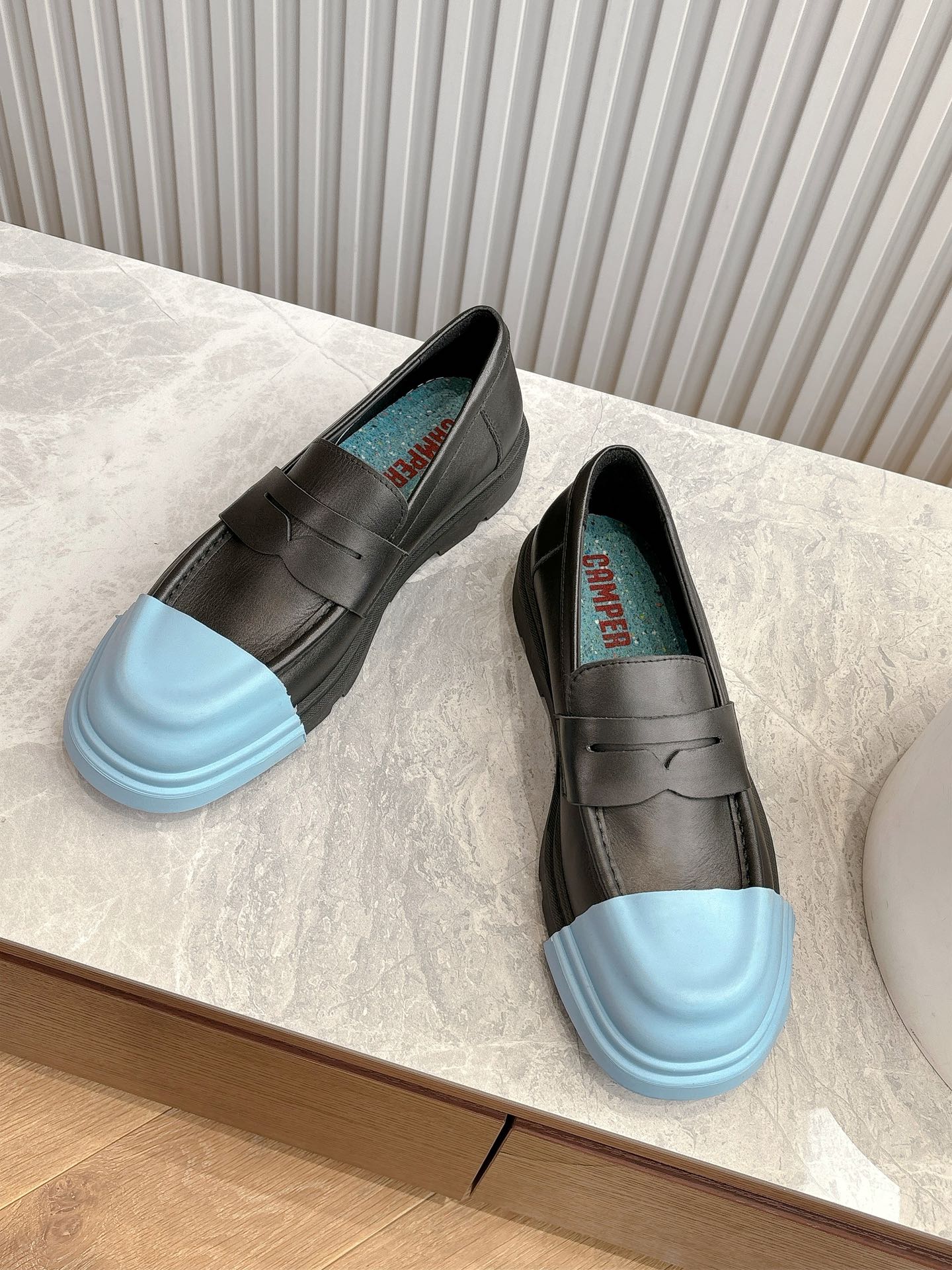 NO:232216,(Top version) Camper Spanish trend brand 25vs spring and summer new casual shoes series... [Couple rubber toe two-wear casual shoes] Original one-to-one, original mold-opening detachable rubber toe, contrasting color technology, Derby shoes super Camper Derby shoes, detachable toe cover is matched at will, very eye-catching. Each color is very good, all details are in place, and the foot is super comfortable... Fabric original custom cowhide original inner lining original custom breathable fabric foot pad original color high elastic latex large sole original mold opening super soft molding sole size 35-44 (female 40.41. male 45 customization without return) Packaging original full set of packaging color official website update synchronously Note 201 pairs of rubber toe, 4-color rubber toe available, loafers, cowhide19860909（顶级版本） Camper西班牙潮牌25vs春夏新款休闲鞋系列……【情侣胶头两穿款休闲鞋】 原版一比一打造,原版开模可拆卸式胶头,撞色工艺,德比鞋超级Camper 德比鞋,可拆卸鞋头套随意搭配,非常亮眼.每个配色都很好看,所有细节到位,上脚超级舒服…… 面料原版定制牛皮原版 内里原版定制透气布料 垫脚原版彩色高弹乳胶 大底原版开模超软成型底 码数35-44（女40.41.男45定制不退换） 包装原版全套包装 颜色官网同步更新 备注胶头201对,4色胶头可选,乐福鞋,loafers,cowhide,Women's Shoes