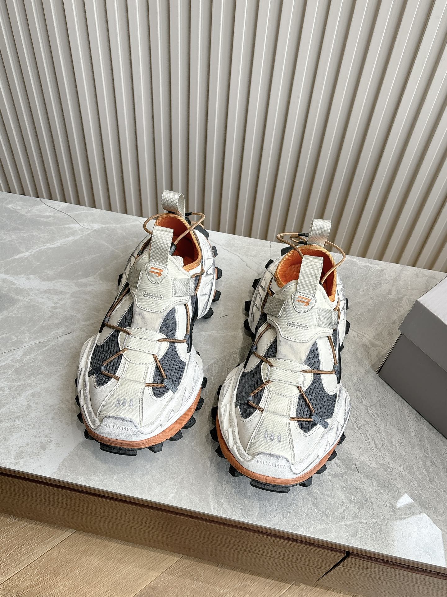 NO:235909,(Exclusive top level) Purchase level Balenciag Balenciag Spring 25 Hike has a good feeling of high-end spring and summer. The foot feels good. There are three colors. The favorite is black. Hike's features include adjustable upper rope details, wide outsole texture and extended pointed toe design. The rope not only adds a layer to the upper, but also helps fix the shoes and makes the wear more stable. The upper adopts a depressing effect, presenting a heavy-duty appearance. This is also a recurring theme in the Balenciaga dominated by Demna. The sports-style B-shaped logo is located in the front protection area. It is very good and can be matched with various loose floor pants. European and American celebrities. Celebrities. Internet celebrity girl. Big love style. Exquisite upper hand-sewn thread. Flush and soft. Skin-friendly and soft. Must-have for winter.  Fashionable but not overly ostentatious. Original mesh imported fabric. Original TPu sole. Anti-slip and wear-resistant sole. Size 35-40 for women (order notes for men and women) Size 40-44 for men and women (45 customization, no return or replacement) The latest original packaging for packaging and matching counters, casual shoes/sports shoes, balenciaga, balenciaga, sneakers, slippers, cowhide19860909（独家顶级） 代购级别 Balenciag巴黎世家春夏最新高级感满满当当包头拖鞋balenciaga Spring25 Hike 脚感还不错 共有三个颜色 最喜欢的还是黑色 Hike的特点包括可调节的鞋面绳索细节、宽大的外底纹理以及延长的尖头设计 绳索不仅为鞋面增添了层次感,还能帮助固定鞋子,使穿着更加稳固 鞋面采用了仿旧效果处理,呈现出重度使用的外观,这也是Demna主导的Balenciaga中反复出现的主题 运动风格的B字Logo位于前部防护区域 很能打,可以搭配各种宽松的拖地裤 欧美名媛 明星 网红girl 大爱款 精致鞋面手工缝纫走线 蓬松柔软 亲肤柔软冬季必备款 时尚却不过分张扬 面料进口牛皮原版网布 鞋底原版TPu防滑耐磨底 码数女35-40(下单备注男女) 码数男40-44（45定制不退不换) 包装配套专柜最新原包装,休闲鞋/运动鞋,balenciaga,balenciaga,sneakers,slippers,cowhide,Women's Shoes