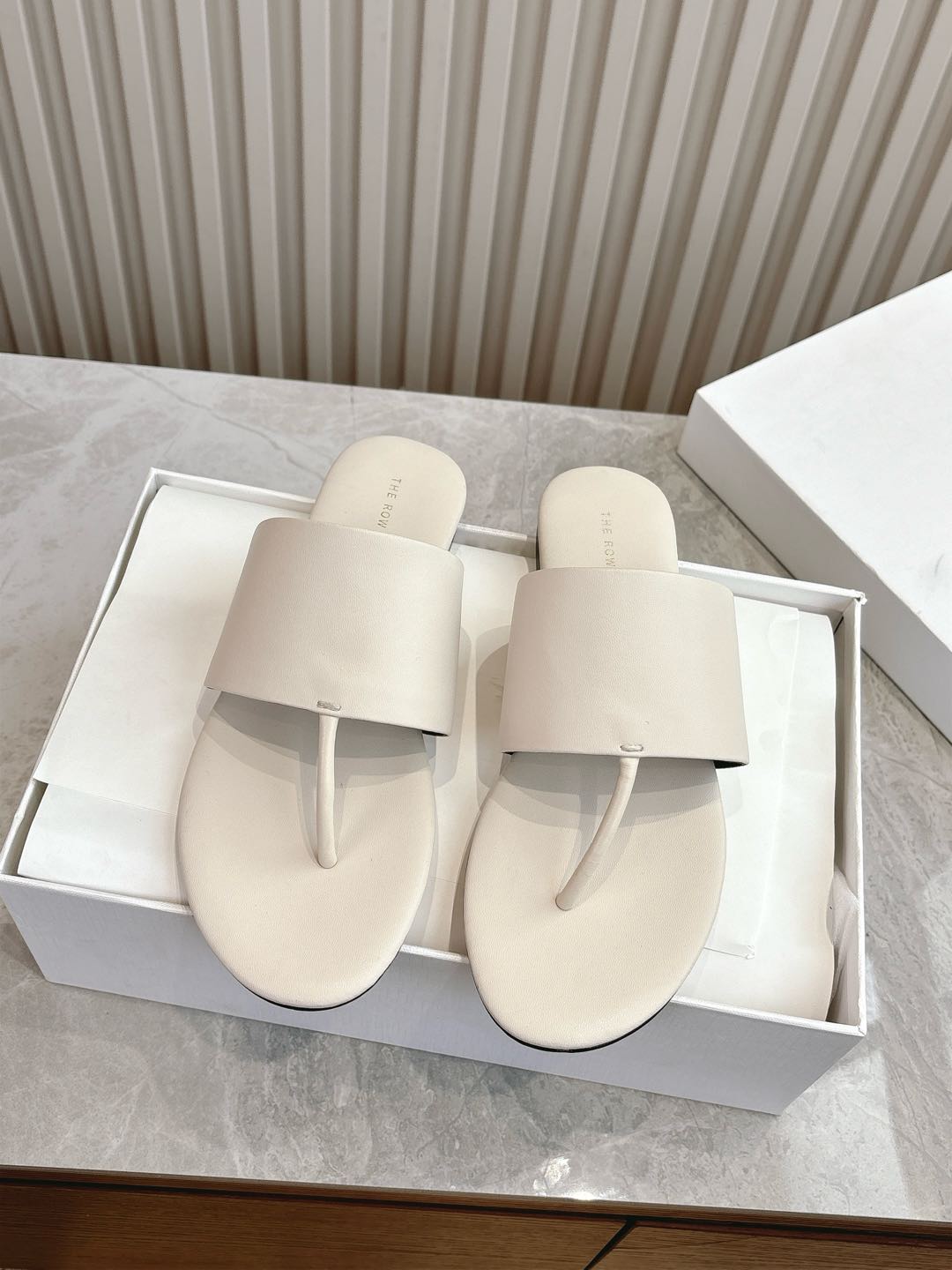 NO:173514,(Top version) Purchase level the ro* genuine leather minimalist versatile flat sandals shoes are really the most comfortable style I have ever worn in history, so soft!  The socks must take it away. It has a high-end and simple feeling, in fact, in addition to being beautiful, its comfort is really easy to wear so hard that it is reluctant to take it off!  Match with jeans, suit pants, skirts are not inconsistent, original fabric cowhide, original sole, size 35-39 (40 customization, no return or replacement), slippers, sandals, slippers, skirts, jeans, business suit, cowhide19860909（顶级版本） 代购级别the ro*真皮极简百搭平底凉鞋鞋脚真的是史上我穿过最最舒服的款式太柔软啦！磨脚星人一定要收了它 有一丢高级又简约的感觉其实除了好看以外它的舒适度真的是好穿到舍不得脱下来啦！搭配牛仔裤 西装裤 半身裙都毫无违和感 面料原版牛皮 鞋底原版鞋底 尺码35-39（40定制不退不换）,拖鞋,sandals,slippers,skirts,jeans,business suit,cowhide,Women's Shoes