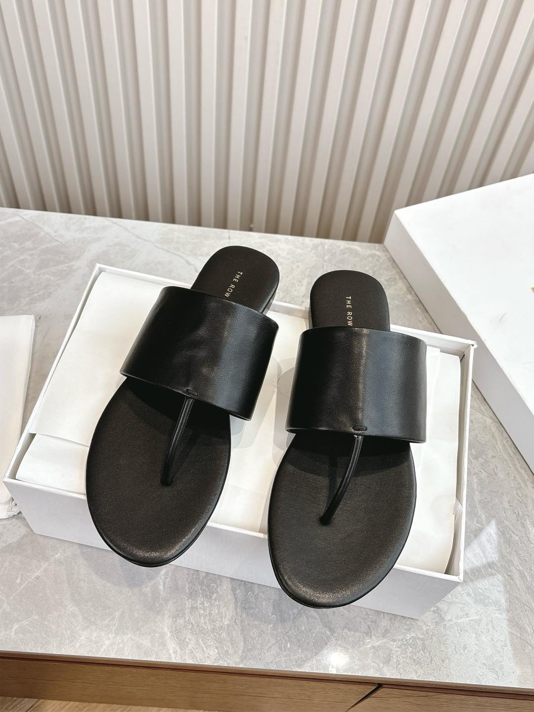 NO:173517,(Top version) Purchase level the ro* genuine leather minimalist versatile flat sandals shoes are really the most comfortable style I have ever worn in history, so soft!  The socks must take it away. It has a high-end and simple feeling, in fact, in addition to being beautiful, its comfort is really easy to wear so hard that it is reluctant to take it off!  Match with jeans, suit pants, skirts are not inconsistent, original fabric cowhide, original sole, size 35-39 (40 customization, no return or replacement), slippers, sandals, slippers, skirts, jeans, business suit, cowhide19860909（顶级版本） 代购级别the ro*真皮极简百搭平底凉鞋鞋脚真的是史上我穿过最最舒服的款式太柔软啦！磨脚星人一定要收了它 有一丢高级又简约的感觉其实除了好看以外它的舒适度真的是好穿到舍不得脱下来啦！搭配牛仔裤 西装裤 半身裙都毫无违和感 面料原版牛皮 鞋底原版鞋底 尺码35-39（40定制不退不换）,拖鞋,sandals,slippers,skirts,jeans,business suit,cowhide,Women's Shoes