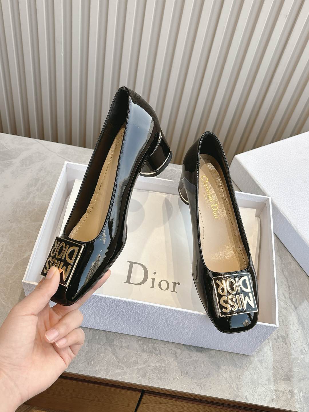 NO:172296,(Top version) MISS DIOr fw25new arrival~ D home 25 autumn and winter Miss Dior exquisite Mary Jane new product missdior hardware fasteners, so exquisite, small square head fashionable and retro!  The taste of a rich daughter~ I love it. Cow patent leather upper, sheepskin inner Italian leather outsole heel height 3.5cm size 35-39 (40 41 42 custom-made non-return and exchange), high heels, dior, dior, dior, mary jane, high heels, sheepskin, Leather soles19860909（顶级版本） MISS DIOr fw25new arrival～ D家25秋冬迪奥小姐 精致玛丽珍新品 missdior 五金扣件,好精致啊,小方头时髦复古！整一个富家千金的味道～大爱了 牛漆皮鞋面 羊皮内里 意大利真皮大底跟高3.5cm size 35-39（40 41 42定制不退换）,高跟鞋,dior,dior,dior,mary jane,high heels,sheepskin,Leather soles,Women's Shoes