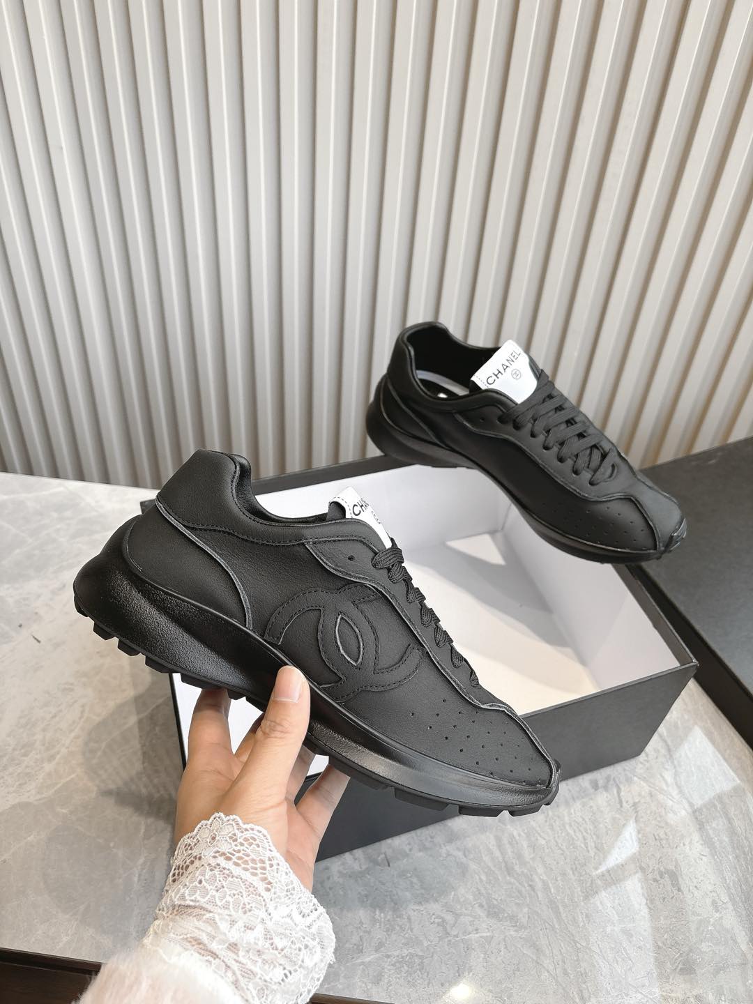 NO:261853,(Top version) Chanel Chanel - 2025 counter top casual sneakers This classic design; the upper has a variety of craftsmanship styles; the sole is fashionable and sporty; it is an extraordinary variety of color matching elements... The diversified mix and match is very beautiful and versatile, casual, fashionable, sports, and outdoors can be taken into account... Go material The upper is made of original imported cowhide leather   cow velvet, the inner is made of original imported breathable net Outsole based on original TPU outsole The counter is boutique packaging for women 35–41, casual shoes/sports shoes, chanel, chanel, sneakers, cowhide19860909（顶级版本） Chanel香奈儿——2025专柜顶级休闲款运动鞋 这款经典设计；鞋面多种工艺的风格；大底却时尚运动；不平凡的拥入了多种配色元素…… 多元化混搭非常好看百搭,休闲,时尚,运动,户外都能兼顾…… Go 材料 鞋面采用 原版进口纹牛皮 牛反绒 内里采用 原版进口透气网 大底根据 原版TPU大底 专柜精品包装全套女35–41,休闲鞋/运动鞋,chanel,chanel,sneakers,cowhide,Women's Shoes