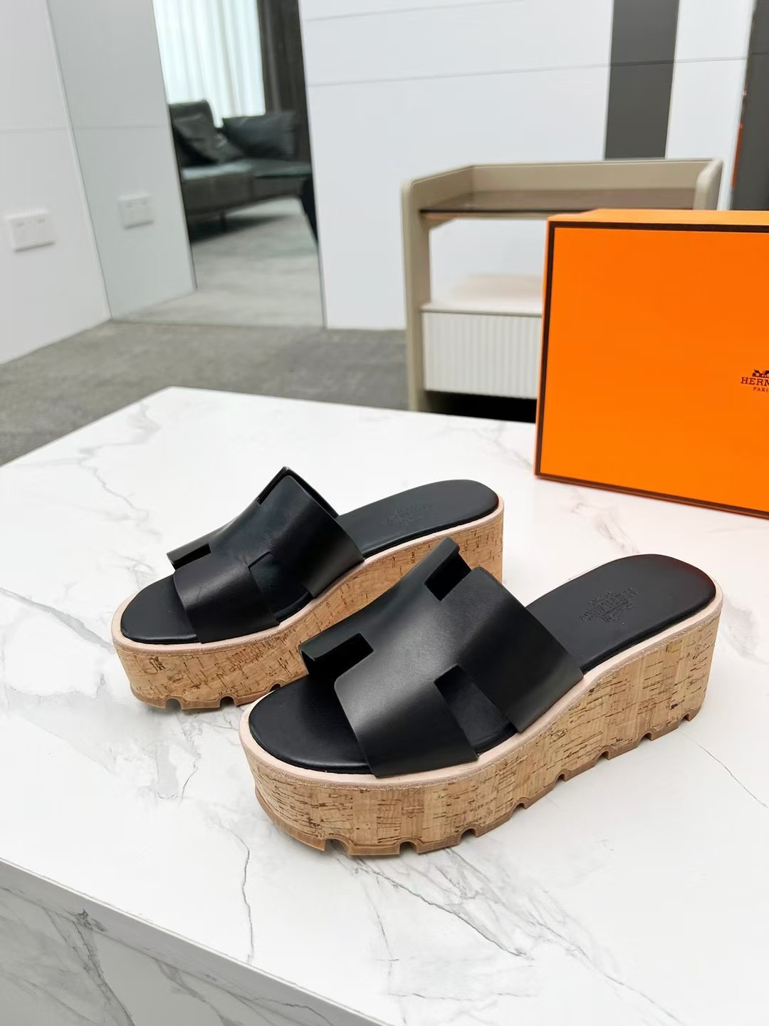 NO:234636,(Top version) Hermès, the style and workmanship materials are upgraded. Hermes's highest version of pure handmade shoes, top-grade product Hermes sponge cake shoes ————————————————————————————————————————————————————————————————————————————————————————————————————————————————————————————————————————————————————————————————————————————————————————————————————————————————  High-end customization, exclusive products, the industry's highest version uses Hermers upper imported cowhide   sheepskin lining (pursuing top walking comfort) ~~ Packaging full set of original packaging ━━━━━━━━━ size35-41 (42) custom made without return or exchange), sandals, hermes, hermes, sandals, cowhide, sheepskin19860909（顶级版本）Hermès ,版型做工材料升级. Hermes市场最高版本纯手工鞋 顶级产品爱马仕松糕鞋 ——————————早春新款原版一样, 师傅级纯手工打造 ！高端定制,独家产品,行业最高版本采用Hermers鞋面意大利进口牛皮 羊皮内里（追求顶级行走舒适度）～～ 包装全套原包装━━━━Hermes━━━━━ size35-41（42）定做不退换）,凉鞋,hermes,hermes,sandals,cowhide,sheepskin,Women's Shoes