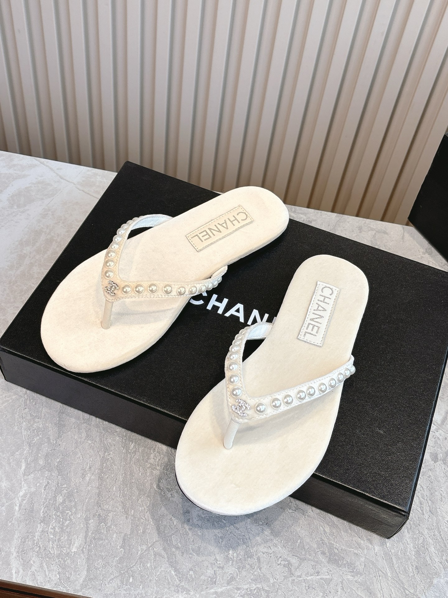 NO:164055,(Top version) 25ss new CHANEL clip-on flip flops!  This series is really amazing. How could it be so beautiful!  Summer is really invincible with salt and sweet~ The upper is made of original velvet, the inner is lambskin, genuine leather outsole, size 35-40 (40 customized), slippers, chanel, slippers, sheepskin, Leather soles19860909（顶级版本） 25ss新款CHANEL夹拖人字拖鞋！ 这一系列这真的是绝了 怎么会这么美！ 夏天真的是无敌搭配可盐可甜～ 鞋面采用原版丝绒 内里是小羊皮 真皮大底 码数35-40（40定制）,拖鞋,chanel,slippers,sheepskin,Leather soles,Women's Shoes