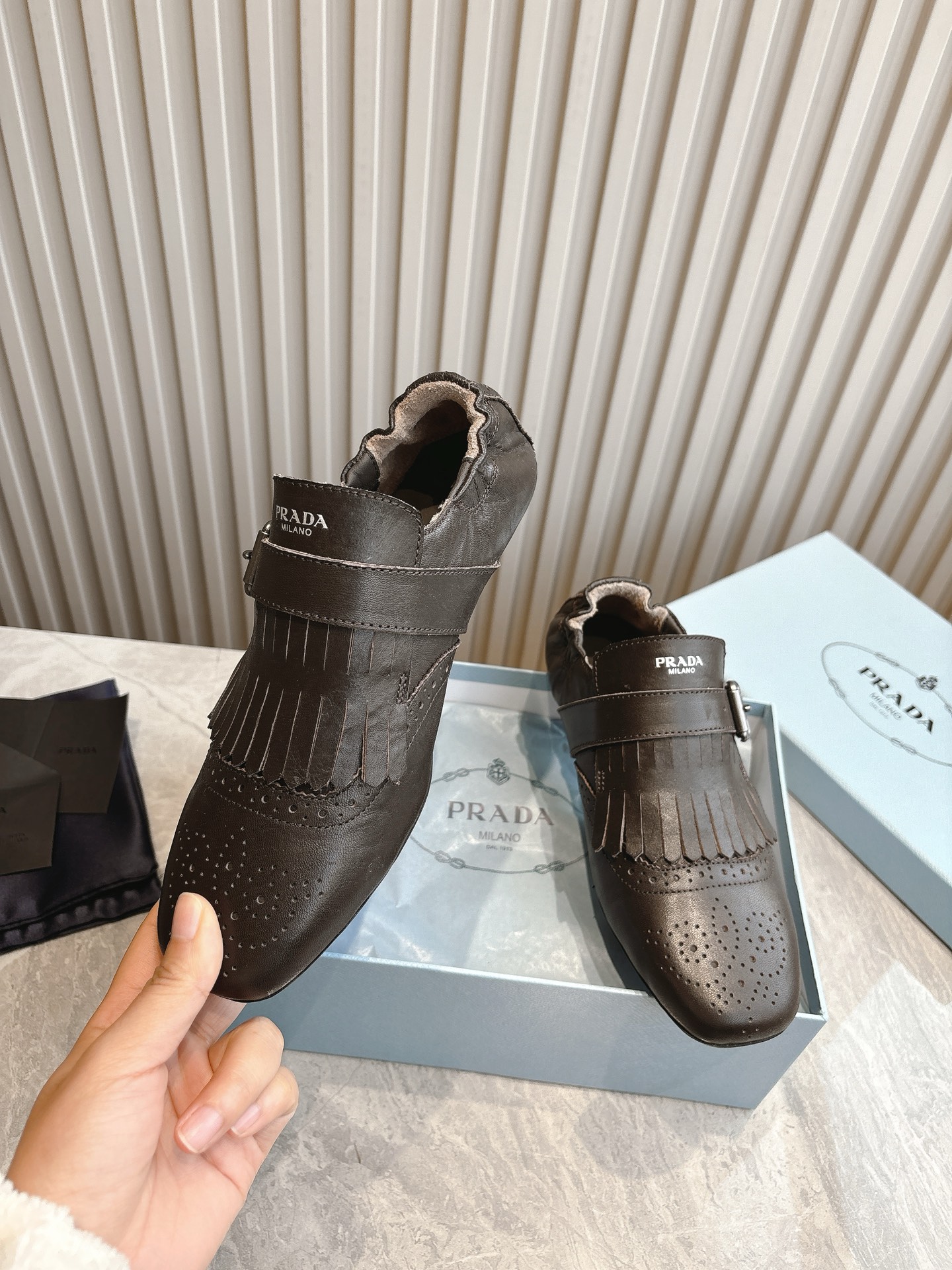 NO:234624,(Top version) Prad has been certified 5 Prad 2025 Spring New Prad Showcase. Retro tassel single shoes/slippers hit!  Full of retro and fashionable, casual and versatile, fashionable and casual, unique and easy to control, and it will explode every year. It is enough to conquer you, wear it, casual and fashionable, and you will not make mistakes. It is simple and handsome!  Imported wax calf leather in fabric, imported sheepskin in the inner lining, outsole rubber non-slip sole for women: standard size 35-40 (customized for 40). Color black, silver, light brown, dark brown. Shoes are already very cost-effective, and bargaining is refused., leather shoes, prada, prada, slippers, cowhide, sheepskin19860909（顶级版本） Prad已认证5 普拉达 2025春新品Prad走秀款. 复古流苏单鞋/拖鞋爆款！复古感时髦满满 随意百搭 时尚休闲 独到味道,人人都爱也轻松驾驭 每年都会爆.足以征服你,穿上它,休闲时髦 两不失误 上脚简单帅气！ 面料进口蜡感小牛皮 内里进口羊皮 大底橡胶防滑底 女款:标准码35-40（40定做）. 颜色黑色.银色.浅棕色.深咖色 鞋子已极具性价比,拒绝议价.,皮鞋,prada,prada,slippers,cowhide,sheepskin,Women's Shoes