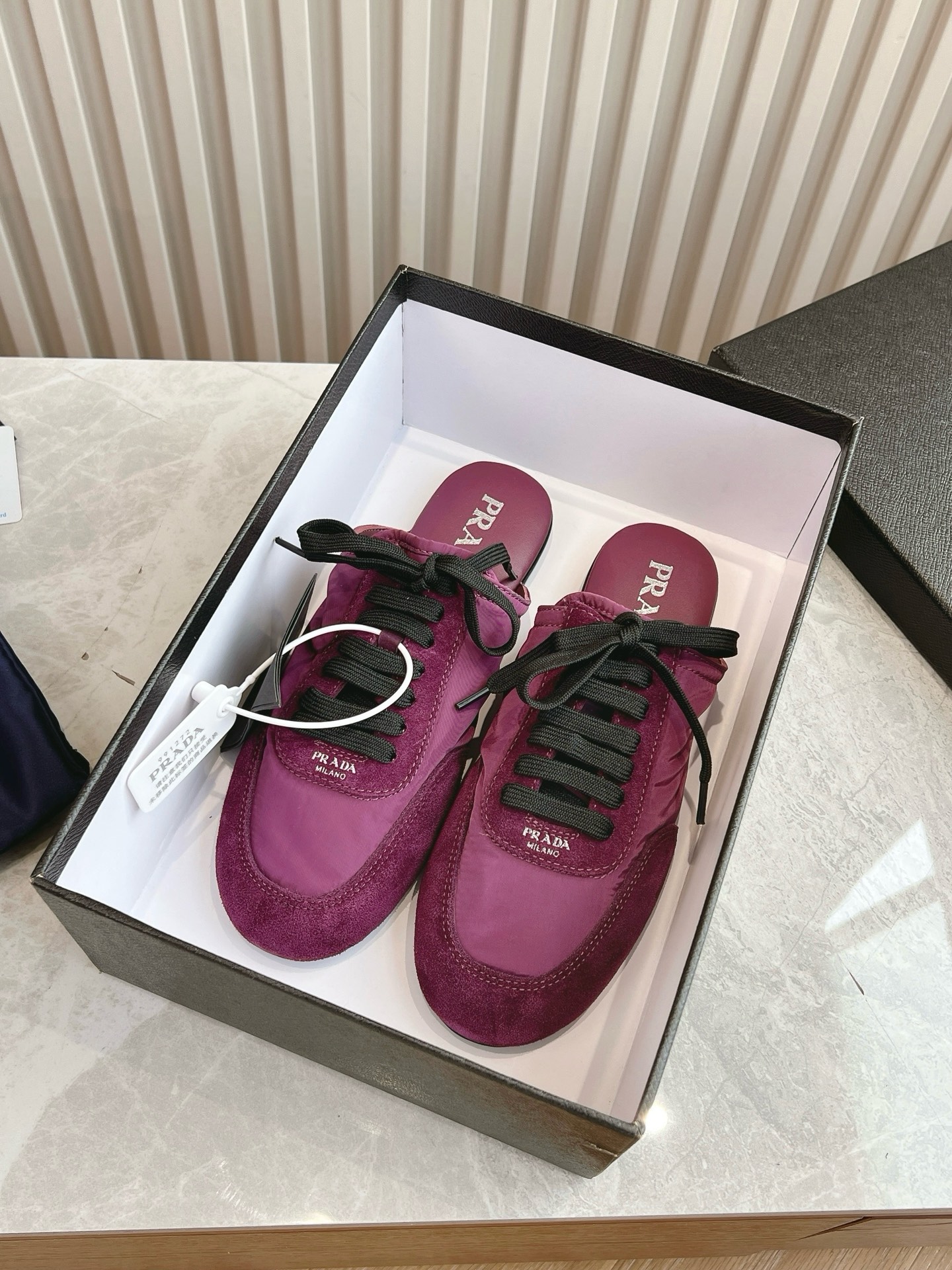 NO:234621,(Top version) Prada Prada spring and summer show thin-soled German training shoes 2525ss show style with the highest outbound rate. The suede on the upper has a texture, wrapped in sheepskin inside, soft and glutinous. The insole thickened lambskin is extremely comfortable to put on, supports and is wrapped very well. The shoe shape is full of wrapping, light and easy to wear. A casual shoe that is easy to wear, original molded rubber sole. The upper is matte Size35-41 (40.41 customized, no return or replacement), semi-torque, prada, prada, sheepskin, chamois leather19860909（顶级版本） Prada 普拉达春夏秀款薄底德训鞋 2525ss秀款出境率最高的单品 鞋面麂皮有肌理感,内里羊皮包裹,软软糯糯的 鞋垫加厚小羊皮,踩上去无比舒适,有支撑感,又包裹得很好的感觉 鞋型包裹感十足,轻便好穿实用的一款休闲鞋,原版开模橡胶大底 鞋面磨砂 Size35-41 (40.41定制不退不换),半拖,prada,prada,sheepskin,chamois leather,Women's Shoes