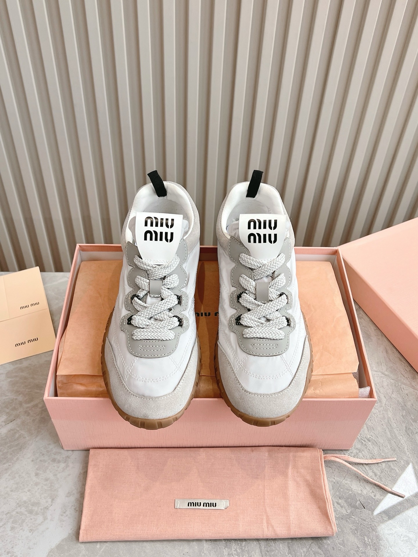 NO:789022,(Top version) Upgrade the original mold to the correct version MiuMiu 25ss spring and summer new biscuit shoes Forrest shoes casual sneakers miumiu latest hot style Avant-garde and bold design, Miu Miu style is integrated into the simple lines of this thick-soled canvas sneaker, with unique logos on the tongue and back, embellished with retro design, adding iconic elements!  The thick sole design defines the avant-garde modern style. The fabric is original customized fabric/cow suede nubuck leather. The lining is original. The sole is original molded and correct. The sole is Size#35-40 (40 customized and non-returnable), casual shoes/sports shoes, miumiu, sneakers19860909（顶级版本） 升级原版开模 正确版 MiuMiu 缪缪 25ss 春夏新款 饼干鞋 阿甘鞋休闲运动鞋miumiu最新爆款 前卫大胆的设计,Miu Miu风格融于此款厚底帆布运动鞋的简约线条, 别致徽标饰于鞋舌与背面,点缀复古设计,平添标志性元素！厚底设计定义前卫的现代风格 面料原版定制布料/牛反绒磨砂皮 内里原版内里 鞋底原版开模正确鞋底 Size#35-40（40定制不退换）,休闲鞋/运动鞋,miumiu,sneakers,Women's Shoes