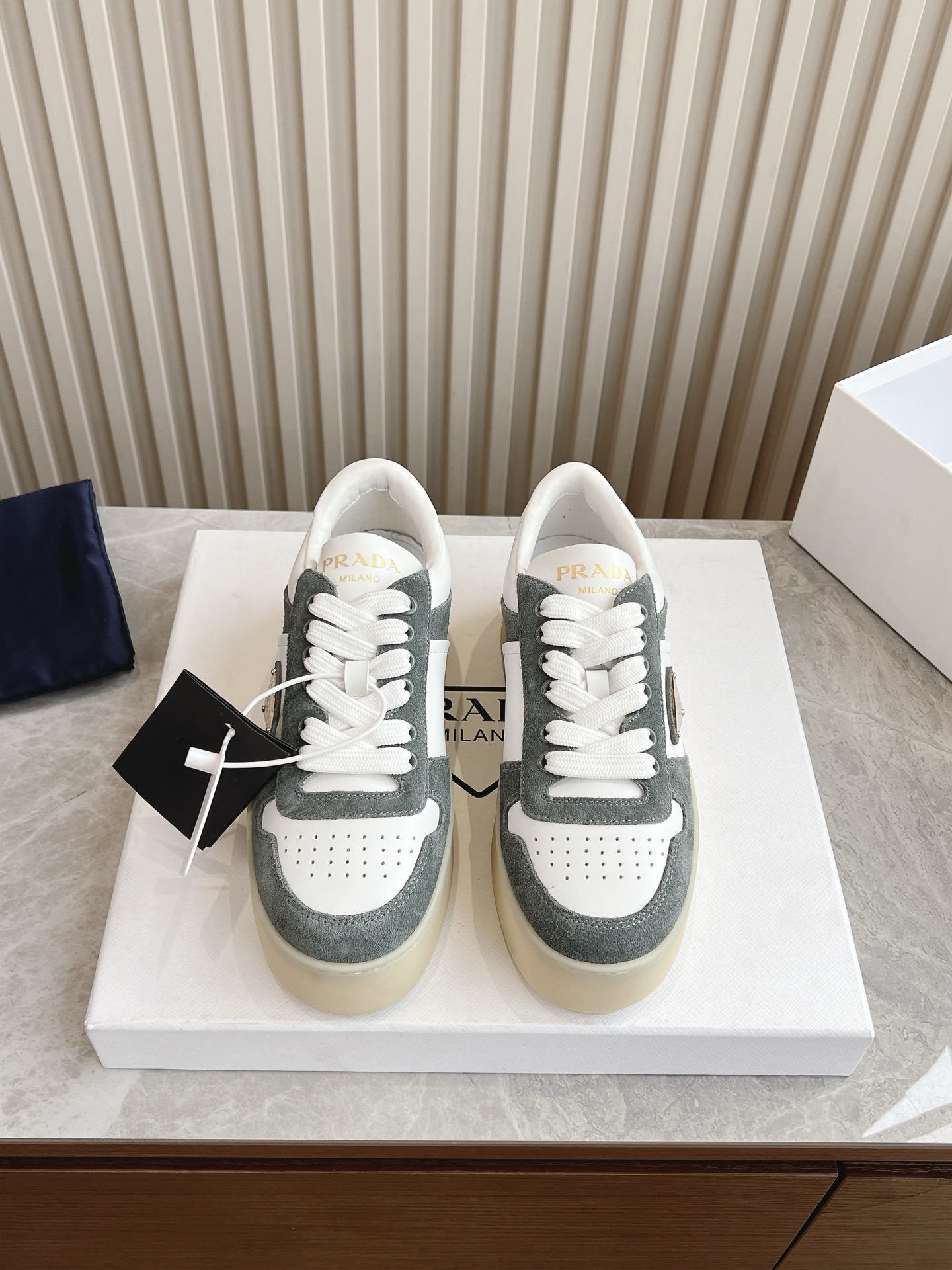 NO:234637,(Top version) 25ss - Prad Purchase Level Prada Spring and Summer New Sports and Leisure Moral Training Shoes Sports Board Shoes Leather Sports Shoes Make the whole pair of shoes light and comfortable. Bright colors satisfy a variety of choices for fashionable people in different styles. Every design element is on the trendy point!  Imported fabric cowhide, inner lining, original inner lining, original sole, size 35-41 (40.41 custom, no return or replacement), casual shoes/sports shoes, prada, prada, sneakers, cowhide19860909（顶级版本） 25ss -prad代购级别普拉达春夏新品运动休闲德训鞋运动板鞋皮革运动鞋让整双鞋轻便舒适 鲜艳色彩 满足不同风格时髦人士的多种选择,每一个设计元素都踩在时髦点上！ 面料进口牛皮 内里原版内里 鞋底原版鞋底 尺码35-41(40.41定制不退不换),休闲鞋/运动鞋,prada,prada,sneakers,cowhide,Women's Shoes