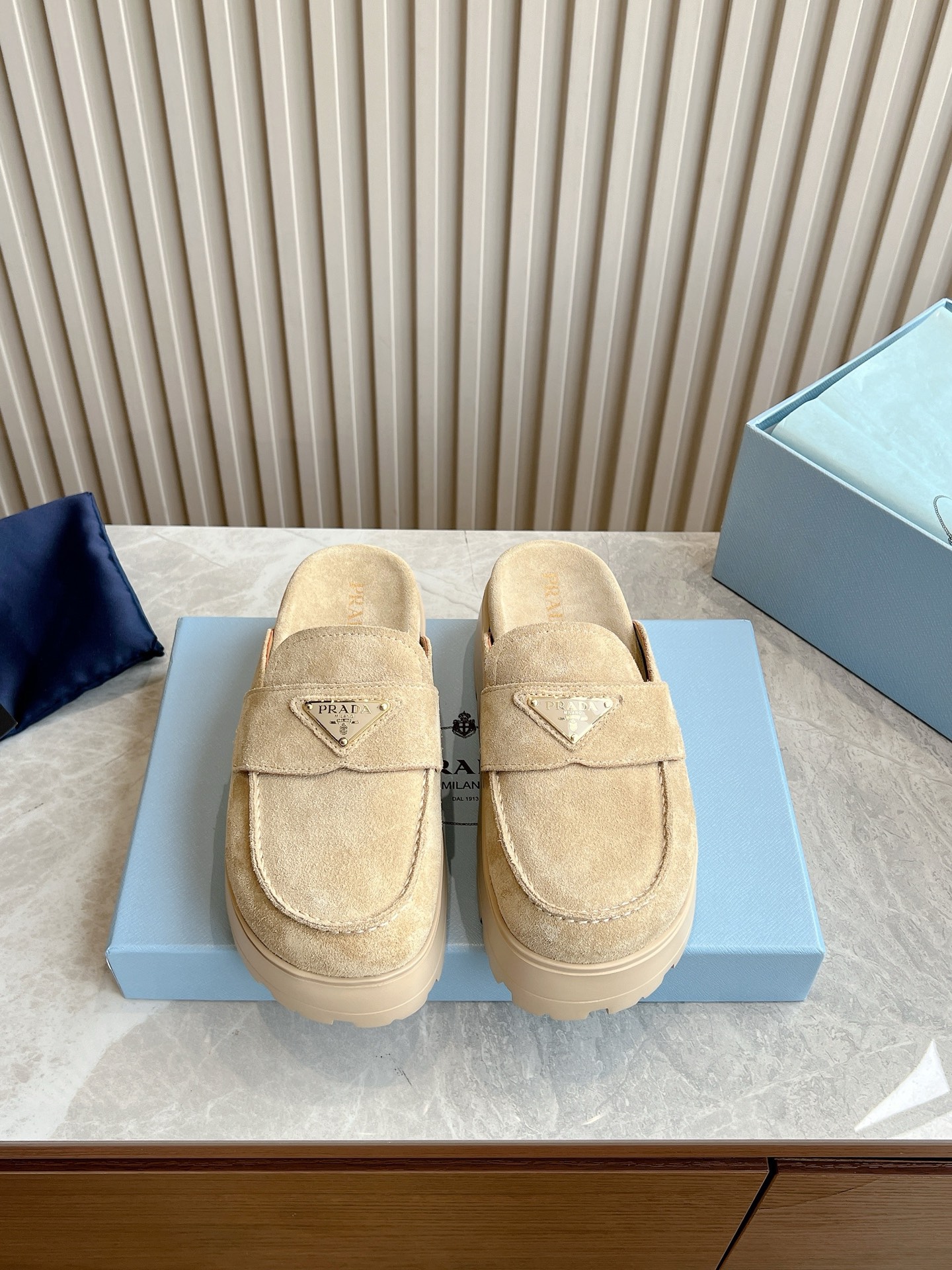 NO:234635,(Top version) 25ss- Prada Prada Boken Bread Shoes 2025 Spring and Summer New Thick-soled Sandals Triangle Buttoned Bread toe Half Slippers Latest Show Series Classic Upgrade Comfort and Fashion Couple Each color matches well, design and different styles need, original cowhide upper (original buttons) Lift: Original customization Outsole foamed ultra-light sole Shoe size: 35-41 (40.41 customization without return or replacement), semi-trailing, prada, prada, sandals, slippers, cowhide19860909（顶级版本） 25ss- Prada 普拉达博肯面包鞋2025春夏新款厚底凉鞋 三角扣面包包头半拖鞋 最新走秀系列 经典升级 舒适度与时髦度并存 每个颜色搭配都好看,设计搭配不同风格需求 鞋面原版牛皮 (原版扣子) 内里: 原版定制 大底发泡超轻鞋底 鞋码: 35-41(40.41定制不退不换),半拖,prada,prada,sandals,slippers,cowhide,Women's Shoes