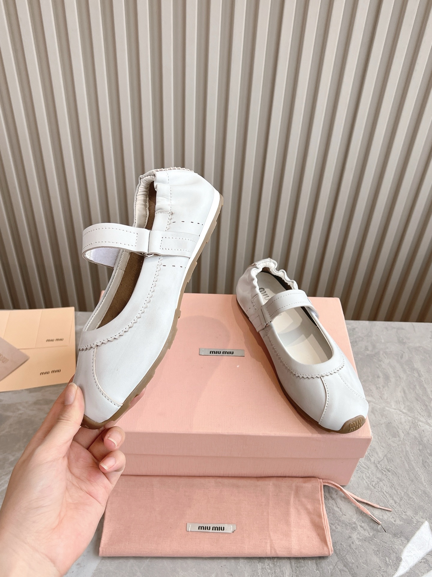 NO:234629,(Top version) Miumiu Miu Spring and Summer latest catwalk Mary Zhen casual shoes/sports white shoes A model that domestic and foreign bloggers have been banged by Xiaohongshu grass planting series, retro and fashionable and beautiful. Simple sports shoe design, highly recognizable tongue, creates a Buddhist sweet casual style~~ The aura of the foot is very casual, long skirts, shorts, wears a unique style~~ The top layer of cowhide, the inner layer is real, the original private model outsole Retro color and old size 35-40, ballet shoes, miumiu, mary jane, skirts, shorts, cowhide19860909（顶级版本） miumiu缪缪春夏最新走秀款玛丽珍休闲鞋/运动小白鞋 国内外博主刷爆的一款,小红书种草系列,复古又时髦上脚美炸了 简约的运动板鞋设计,极具辨识度的鞋舌,打造佛系甜美的休闲风~~上脚气场十足随意搭配,长裙,短裙,短裤,穿出与众不同的风格~~ 选用头层牛皮,内里真毛里,原版私模大底 复古擦色做旧码数35-40,芭蕾舞鞋,miumiu,mary jane,skirts,shorts,cowhide,Women's Shoes