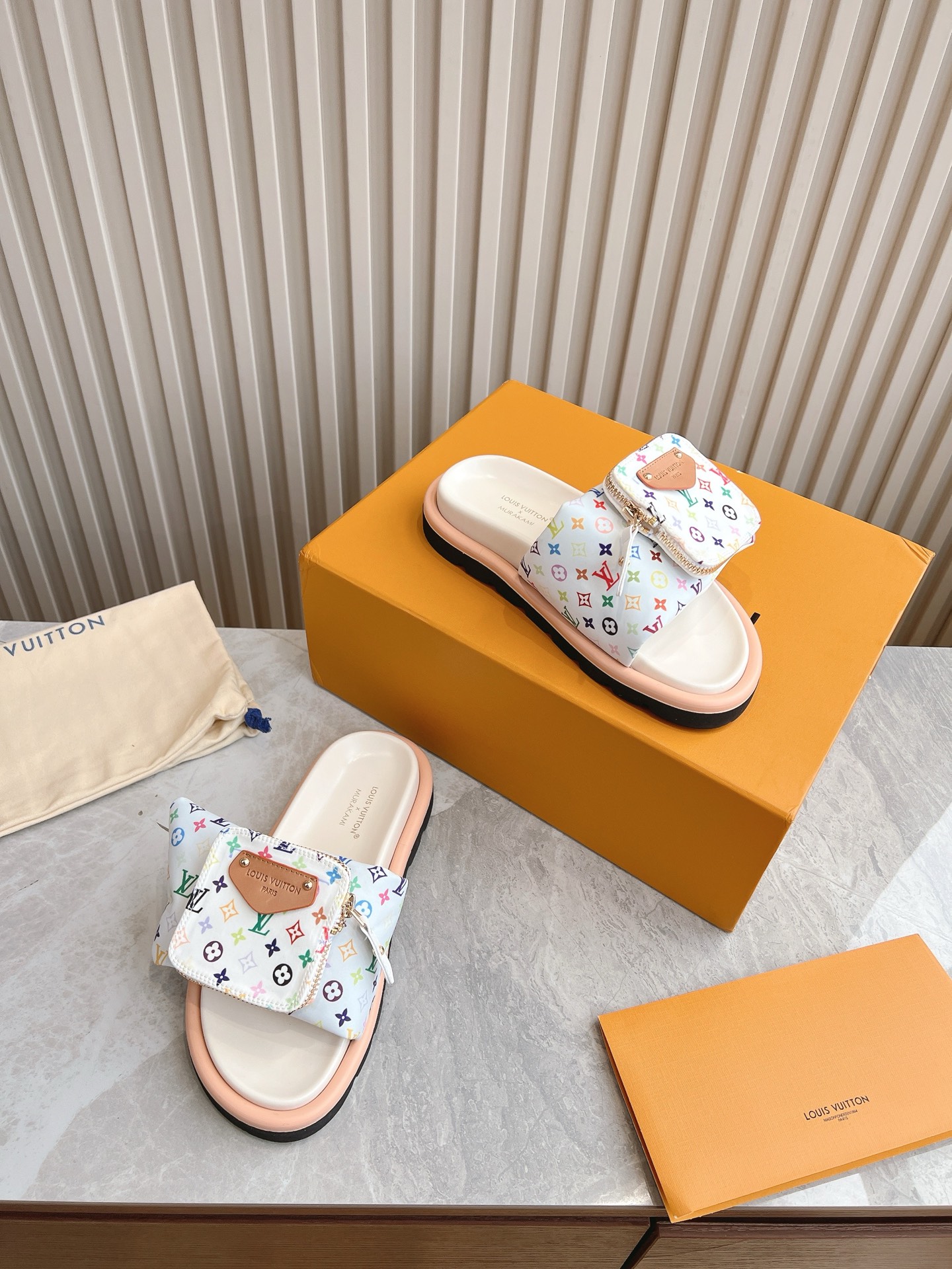 NO:234627,(Top version) Couple size Louis Vuitton Bread Slides Another hit, Latest, Emphasizing Real down filling, Super hot-slim preschool slippers, the foot feel of the presbyopia slippers, soft and comfortable, popular little red book, high-end lazy style... There is no pair of ugly slippers in summer, which is soulless, so I will plant grass today. 23 The rainbow color of the spring is so suitable for this summer, it looks high-end. The full and fluffy effect of the relief silk design is particularly good. I fell in love with it inexplicably. The sole increases by 3 cm, and the NICE Velcro design is wide to make your feet look thin and beautiful. I love it in summer!  !  This design is so fashionable and the cool style can be matched!  !  Size#35-44, slippers, louis vuitton, louis vuitton, slippers, down jacket19860909（顶级版本） 情侣码  路易威登面包拖 又一爆款 最新 强调 真羽绒填充 LV一出即巅峰的超爆款的老花拖鞋面包的脚感 软绵绵的超舒服 火爆小红书 高级慵懒风.... 夏天没有一双丑拖鞋是没有灵魂的 今天就来种草了 23开春彩虹色太适合这个夏季了显高级 感 浮雕丝绸设计饱满蓬蓬的效果特别有好感 显白莫名其妙的爱上了.鞋底立增3公分, NICE 魔术贴的设计宽宽的可以显的脚好瘦好好看 夏天最爱！！ 这个设计太时尚了 酷酷的风格也可以搭配！！ Size#35-44,拖鞋,louis vuitton,louis vuitton,slippers,down jacket,Women's Shoes