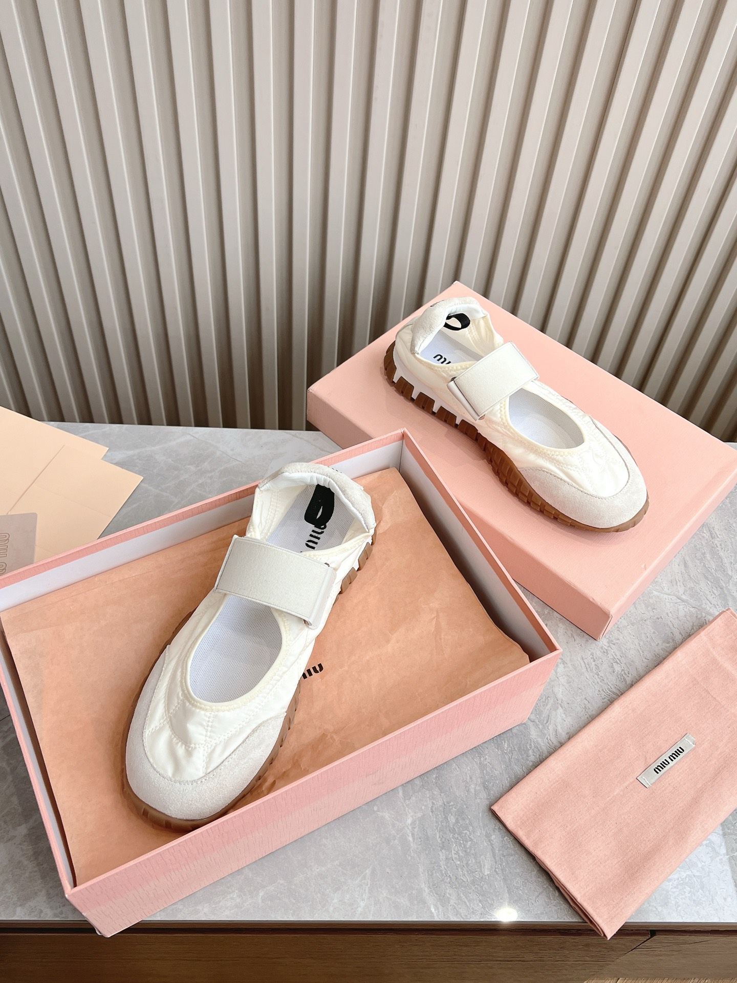 NO:234622,(Top version) Upgraded original mold opening Correct version MiuMiu 25ss Spring and summer new style Cookie shoes Forrest Gump shoes Casual sneakers Miumiu latest hit Avant-garde and bold design, Miu Miu style is integrated with the simple lines of this thick-soled canvas sneaker, the chic logo is decorated on the tongue and back of the shoe, embellished with retro design, adding iconic elements!  Thick sole design defines avant-garde modern style. Original custom fabric/beef reverse velvet matte leather. Inner original inner lining. Original mold opening correct sole. Size#35-40 (40 customization, no return or exchange), Doudou shoes, miumiu, sneakers19860909（顶级版本） 升级原版开模 正确版 MiuMiu 缪缪 25ss 春夏新款 饼干鞋 阿甘鞋休闲运动鞋miumiu最新爆款 前卫大胆的设计,Miu Miu风格融于此款厚底帆布运动鞋的简约线条, 别致徽标饰于鞋舌与背面,点缀复古设计,平添标志性元素！厚底设计定义前卫的现代风格 面料原版定制布料/牛反绒磨砂皮 内里原版内里 鞋底原版开模正确鞋底 Size#35-40（40定制不退换）,豆豆鞋,miumiu,sneakers,Women's Shoes