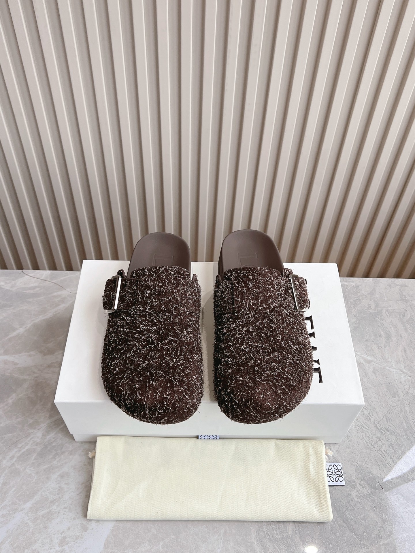 NO:234620,(Top version) Loewe 25/ Campo early spring semi-slippers From the show Continuing brand designer Jonathan Anderson's usual playful color New Campo Mary Jane Mules are paired with cute and interesting round toe and carved details with retro style, full of design sense. Fabric imported Niujing Cowhide Inner Cowhide Outsole: Original rubber sole Size35-40 (40 customization, no return or replacement), semi-torque, loewe, loewe, mary jane, slippers, cowhide19860909（顶级版本） 罗意威Loewe 25/ Campo早春半拖鞋 来自秀场延续品牌设计师Jonathan Anderson一贯的玩味主义色彩新款Campo玛丽珍穆勒鞋以可爱有趣的圆形鞋头搭配极具复古风的雕花细节,设计感十足 面料进口牛京 牛皮 内里牛皮 大底: 原版橡胶底 Size35-40（40定制不退不换）,半拖,loewe,loewe,mary jane,slippers,cowhide,Women's Shoes