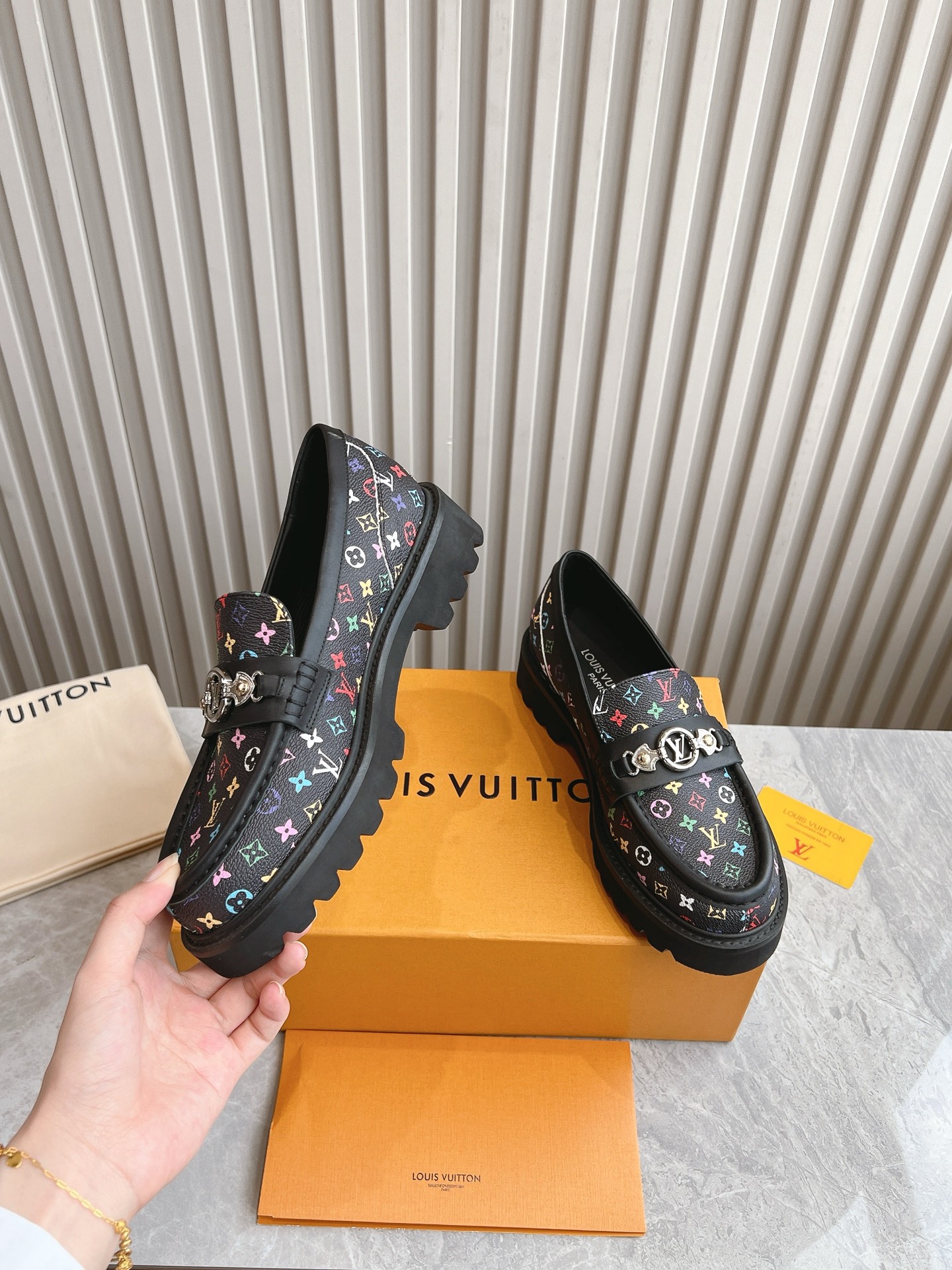 NO:234615,(Top version) L Donkey Brand 2025vs Spring and Summer New Casual Shoes Series... [Sponge Cake Thick-soled Loafers] Original details, super genuine style, super good-looking, super atmospheric on the feet, with temperament, fashionable and sporty style, and excellent comfort... Fabric: Original custom edge beads Inner: Original custom cowhide foot pads: Original imported cowhide Outsole: Original mold-opening anti-slip sole Sole Height: 5cm Size: 35-39 (Female 40 customization without return and exchange) Color: Synchronous update of official website, loafers, louis vuitton, loafers, cowhide19860909（顶级版本） L驴牌2025vs春夏新款休闲鞋系列……【松糕厚底乐福鞋】 原版细节,超正版型,超级好看,上脚超大气,自带气质,时尚运动风,舒适度特别棒…… 面料:原版定制开边珠 内里:原版定制牛皮 垫脚:原版进口牛皮 大底:原版开模防滑大底 底高:5cm 码数:35-39（女40定制不退换） 颜色:官网同步更新,乐福鞋,louis vuitton,loafers,cowhide,Women's Shoes