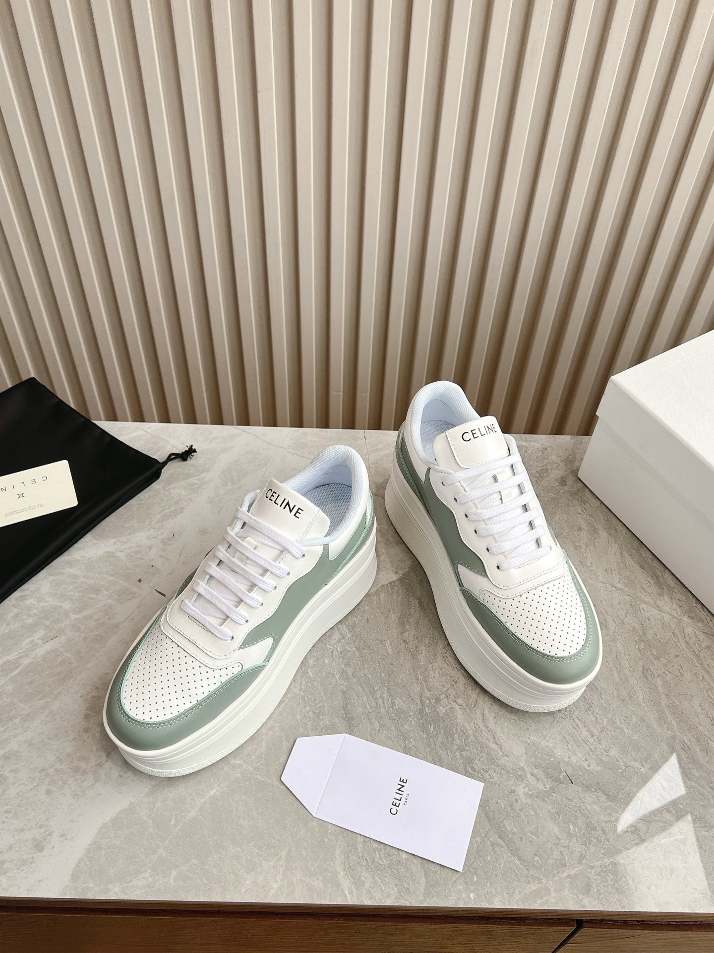 NO:234614,(Top version) CELINE BLOCK TRIOMPHE cowhide heeled sneakers thick sole white shoes with back top and side imprinted CELINE logo thick sole bread shoes 2025 spring and summer new style Arc de Triomphe logo lace simple and comfortable, clean and neat, increasing height and making legs thin. Whether worn alone or with wide-leg pants, high street and retro, we will make CELINE girls. The upper is original cowhide contrasting color original inner lining, outsole rubber material 35-39 (customized for other sizes), casual shoes/sports shoes, celine, celine, sneakers, cowhide19860909（顶级版本） CELINE赛琳 BLOCK TRIOMPHE牛皮革坡跟运动鞋厚底 小白鞋 鞋后帮和侧面压印CELINE标志厚底面包鞋 2025春夏新款 凯旋门徽标系带 简单舒服,干净利落,增高显腿细 无论是单穿还是搭配阔腿裤,高街又复古一起来做CELINE女孩 鞋面原版牛皮撞色 原版内里 大底橡胶材质 35-39（其它码数定做）,休闲鞋/运动鞋,celine,celine,sneakers,cowhide,Women's Shoes