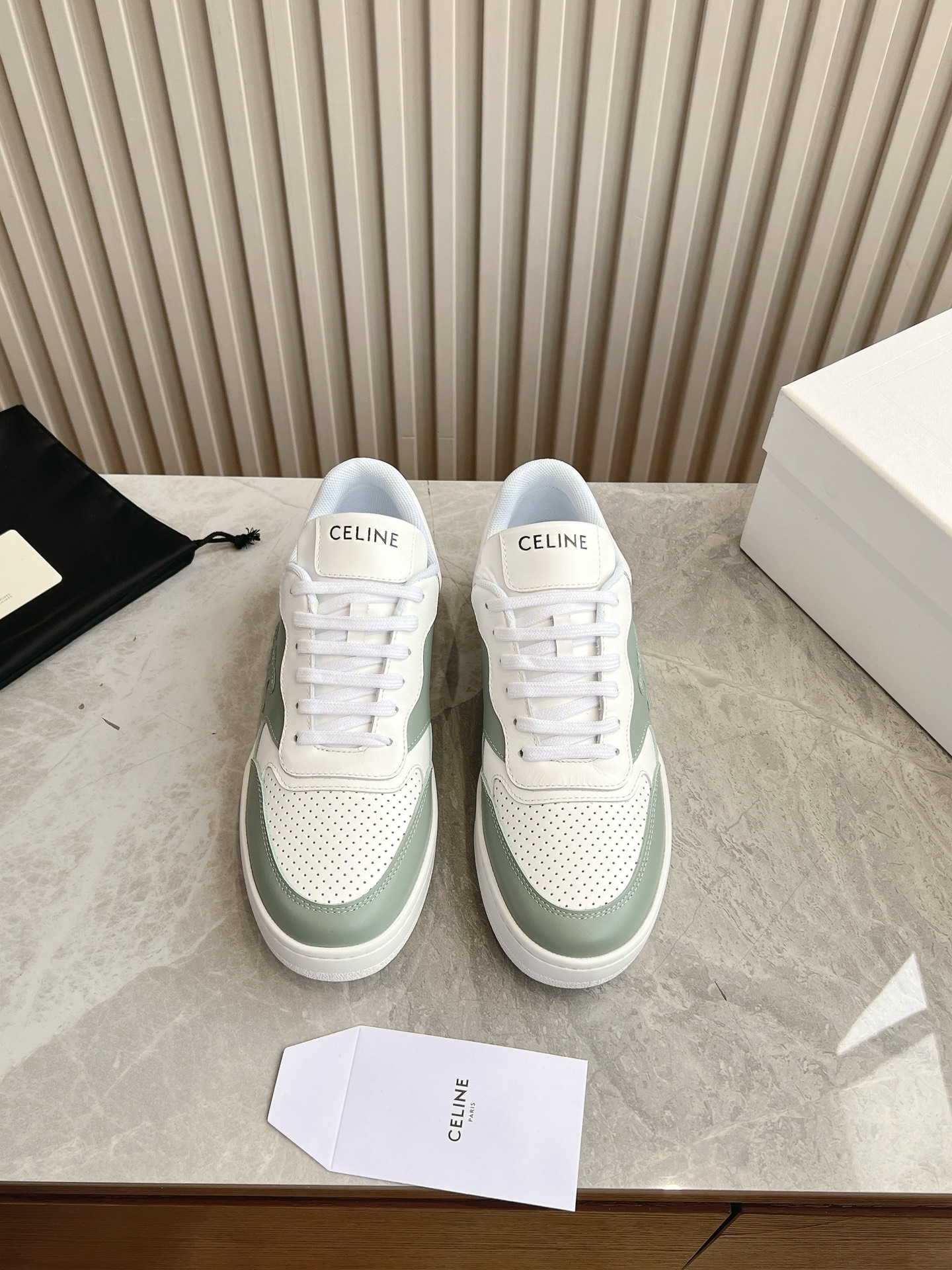 NO:234617,Men's model (top version) CELINE BLOCK TRIOMPHE cowhide leather wedge sneakers thick sole white shoes CELINE logo thick sole bread shoes with back top and side imprints CELINE logo thick sole bread shoes 2025 spring and summer new style Arc de Triomphe logo lace simple and comfortable, clean and neat, heightening and thin legs Whether worn alone or with wide-leg pants, high street and retro, let's make CELINE girls. The upper is original cowhide contrasting color. Original inner lining. Outsole rubber material 35-39 40-44 (customized for other sizes), casual shoes/sports shoes, celine, celine, sneakers, cowhide19860909男款（顶级版本） CELINE赛琳 BLOCK TRIOMPHE牛皮革坡跟运动鞋厚底 小白鞋 鞋后帮和侧面压印CELINE标志厚底面包鞋 2025春夏新款 凯旋门徽标系带 简单舒服,干净利落,增高显腿细 无论是单穿还是搭配阔腿裤,高街又复古一起来做CELINE女孩 鞋面原版牛皮撞色 原版内里 大底橡胶材质 35-39 40-44（其它码数定做）,休闲鞋/运动鞋,celine,celine,sneakers,cowhide,Women's Shoes