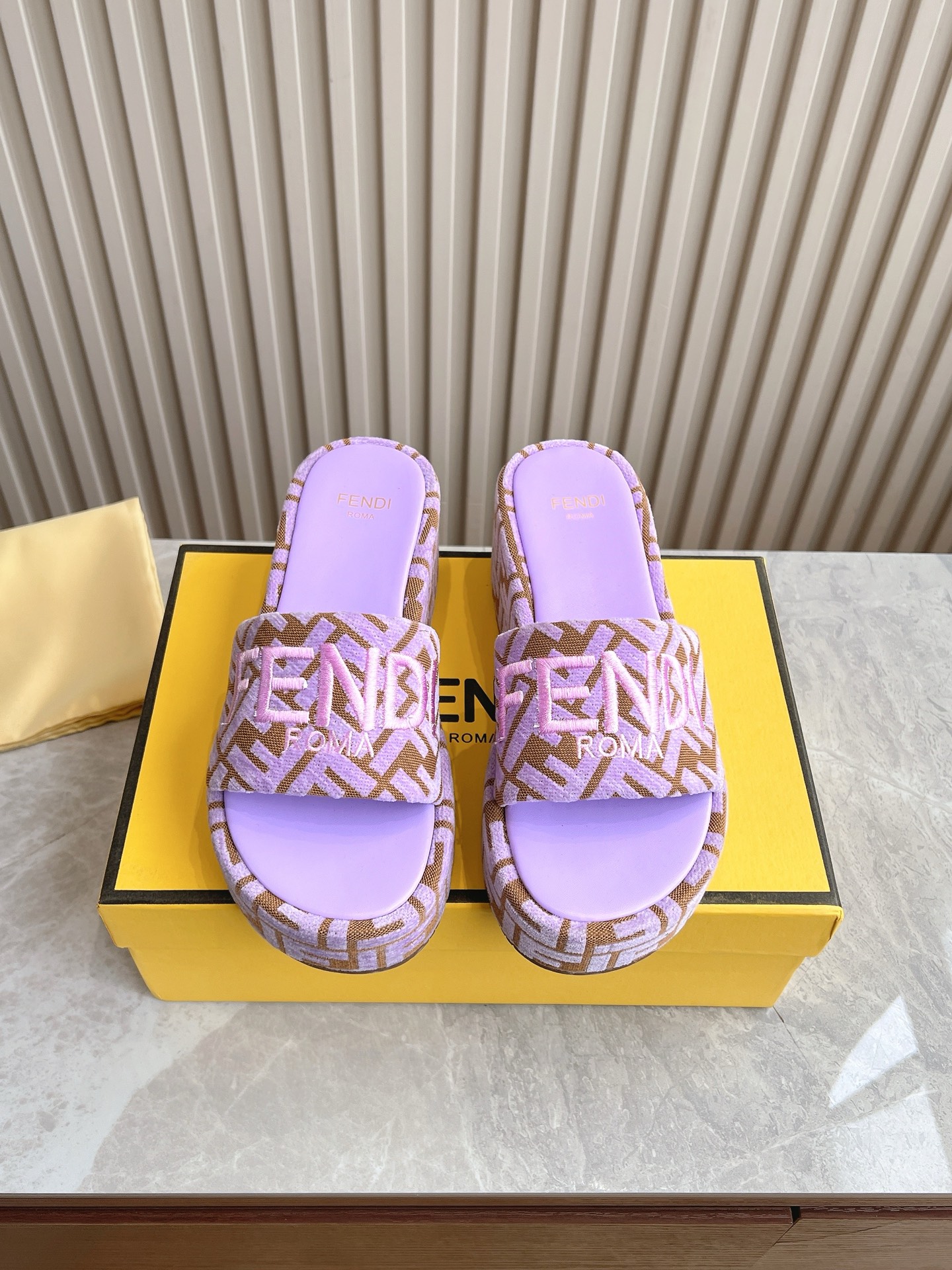 NO:234612,(Top version) Fendi's main promotion series, new products are launched, the main promotion series of shoes that were inspired by the Fendi's table foot design, which was transformed into this year's show, the new slippers of the season, as we all know, the shoes are always designed to be full of high-end, high-end, elegant and versatile, and never out of date, and the following trends are not allowed to fall. Original embroidery of fabric, inner sheepskin, original molded sole, Size:# 35-41 (41 custom made, no return or replacement), slippers, fendi, fendi, slippers, sheepskin19860909（顶级版本） Fendi 芬迪毛拖走秀主推系列,新品上线,芬具桌脚设计灵感改创于今年秀场的主推系列鞋履 当季新品拖鞋,众所周知,鞋子永远设计为高级感满满的,高端大气上档次且百搭永不过时,时尚潮流追随的脚步却无法落下 面料原版刺绣 内里羊皮 大底原版开模鞋底 Size:# 35-41（41定做不退不换）,拖鞋,fendi,fendi,slippers,sheepskin,Women's Shoes