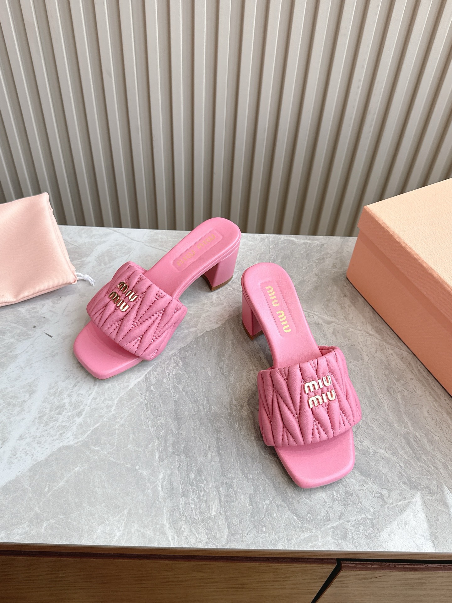NO:231458,(Top version) Miumiu2025ss Spring and Summer New High Heeled Lambskin Sandals and Slippers Zp Development Original Disassembly, Rhombus Pattern, Snap, Snap, Snap, Snap, Snap, Snap, Snap, Snap, Snap, Snap, Snap, Snap, Snap, Snap, Snap, Snap, Snap, Snap, Snap, Snap, Snap, Snap, Snap, Snap, Snap, Snap, Snap, Snap, Snap, Snap, Snap, Snap, Snap, Snap, Snap, Snap, Snap, Snap, Snap, Snap, Snap, Snap, Snap, Snap, Snap, Snap, Snap, Snap, Snap, Snap, S  The lambskin is super soft and glutinous, and the comfort is super high!  Shoe face version diamond lambskin sole Italian leather outsole Heel height 5.5 Size 35-41, slippers, miumiu, sandals, slippers, sheepskin, Leather soles19860909（顶级版本）miumiu2025ss春夏新款高跟底小羊皮凉鞋拖鞋 Zp开发 原版拆卸 对版菱格纹 秒杀市面普通版本,miumiu真的太少女啦！小羊皮超级软糯 舒适度超高！ 鞋面对版菱格小羊皮 鞋底意大利真皮大底 跟高5.5 码数35-41,拖鞋,miumiu,sandals,slippers,sheepskin,Leather soles,Women's Shoes