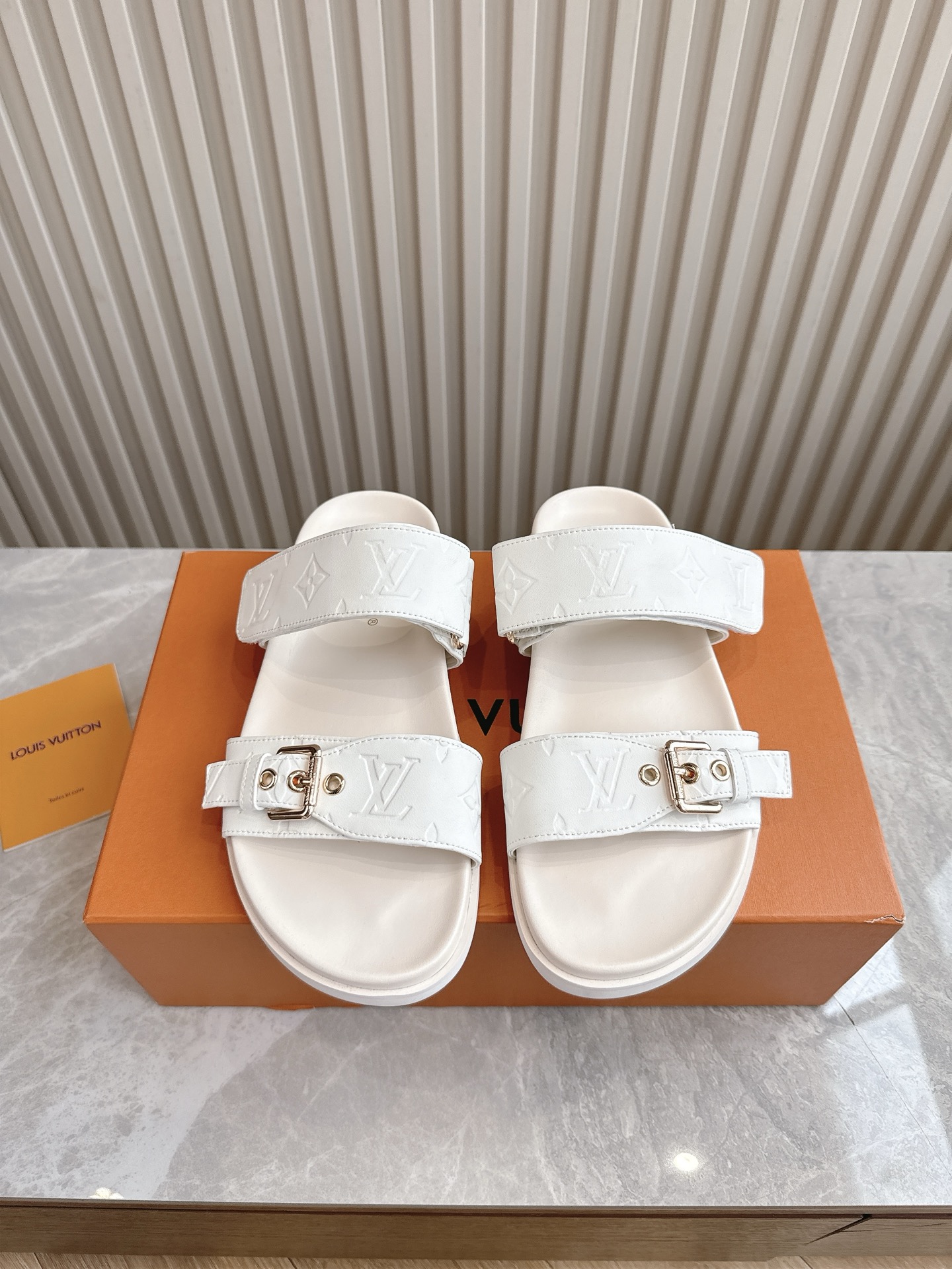 NO:246975,(Top version) LOUIS VUITTON | Louis Vuitton's latest hot Velcro series in spring and summer 2025... Couple thick-soled slippers Purchase grade rare products are available ━━━━━━━━━━━━━━━━ Upper LV imported 5D printed floral cloth, silk lining, original molded sole shoe size: 35-41 Sole height: 3 cm Original full set of gift box packaging, slippers, louis vuitton, louis vuitton, louis vuitton, louis vuitton, slippers19860909（顶级版本） LOUIS VUITTON | 路易威登2025春夏最新爆款魔术贴系列……情侣款厚底拖鞋 代购级别稀品上新━━━━━ t ━━━━━ 鞋面LV进口5D打印花布,丝绸内里 大底原版开模大底 鞋码: 35-41 底高 : 3厘米 原版全套礼盒包装,拖鞋,louis vuitton,louis vuitton,louis vuitton,slippers,Women's Shoes