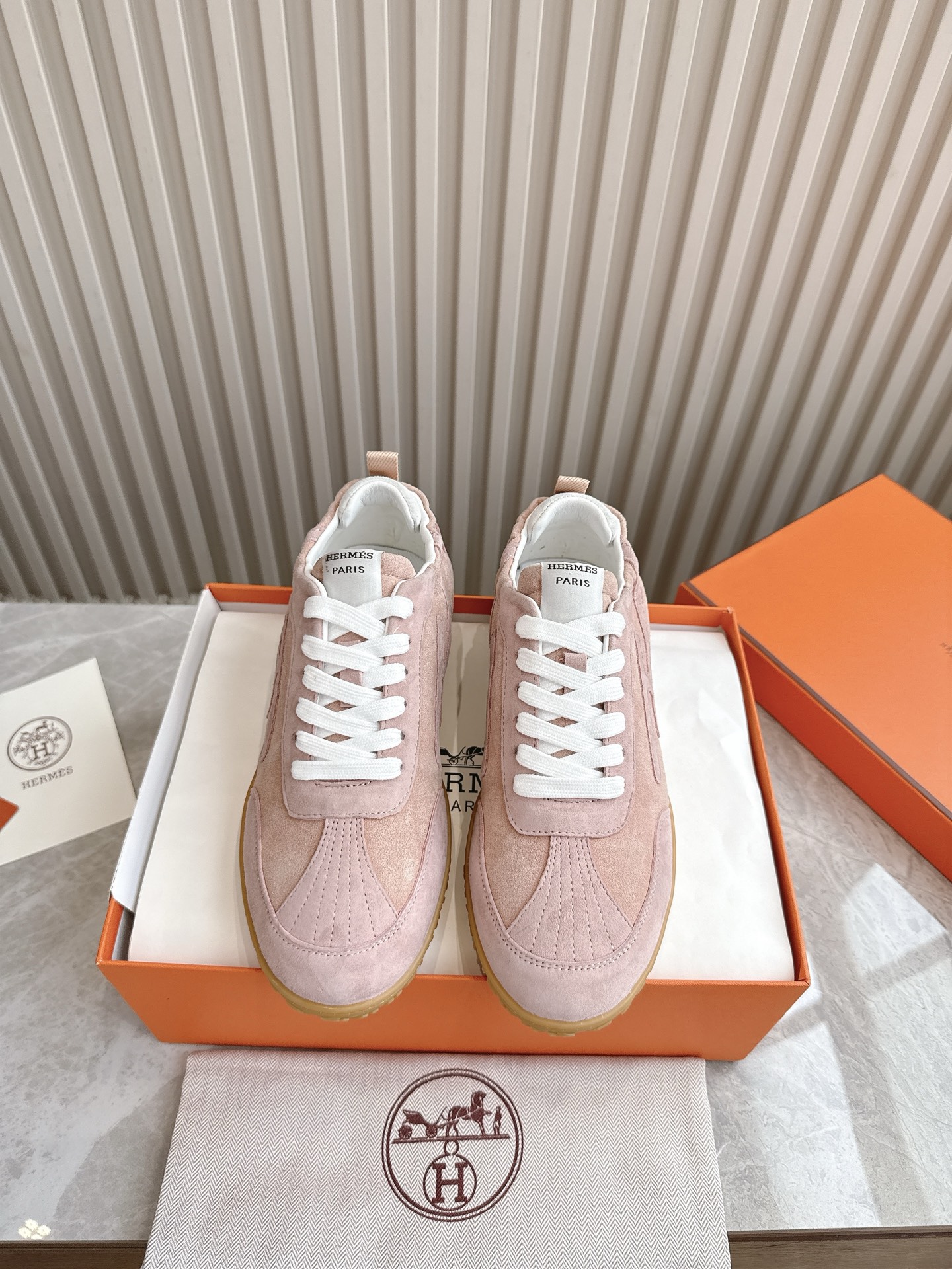 NO:246956,(Top version) Hermes official website Jet series couples H De training shoes·Casual sports shoes Top quality Extreme craftsmanship, synchronized counter new, super easy to wear, imported suede with cowhide color/match logo H logo/sheepskin lining/original mold opening TPU sole Size35-45, casual shoes/sports shoes, hermes, hermes, sneakers, cowhide, sheepskin, chamois leather19860909（顶级版本） Hermes爱马仕官网Jet系列情侣款H德训鞋·休闲运动鞋 顶级品质 工艺极致,同步专柜上新·超级好穿 面料进口麂皮搭配牛皮拼色/搭配标志H 标志/羊皮内里/原版开模TPU大底 Size35-45,休闲鞋/运动鞋,hermes,hermes,sneakers,cowhide,sheepskin,chamois leather,Women's Shoes