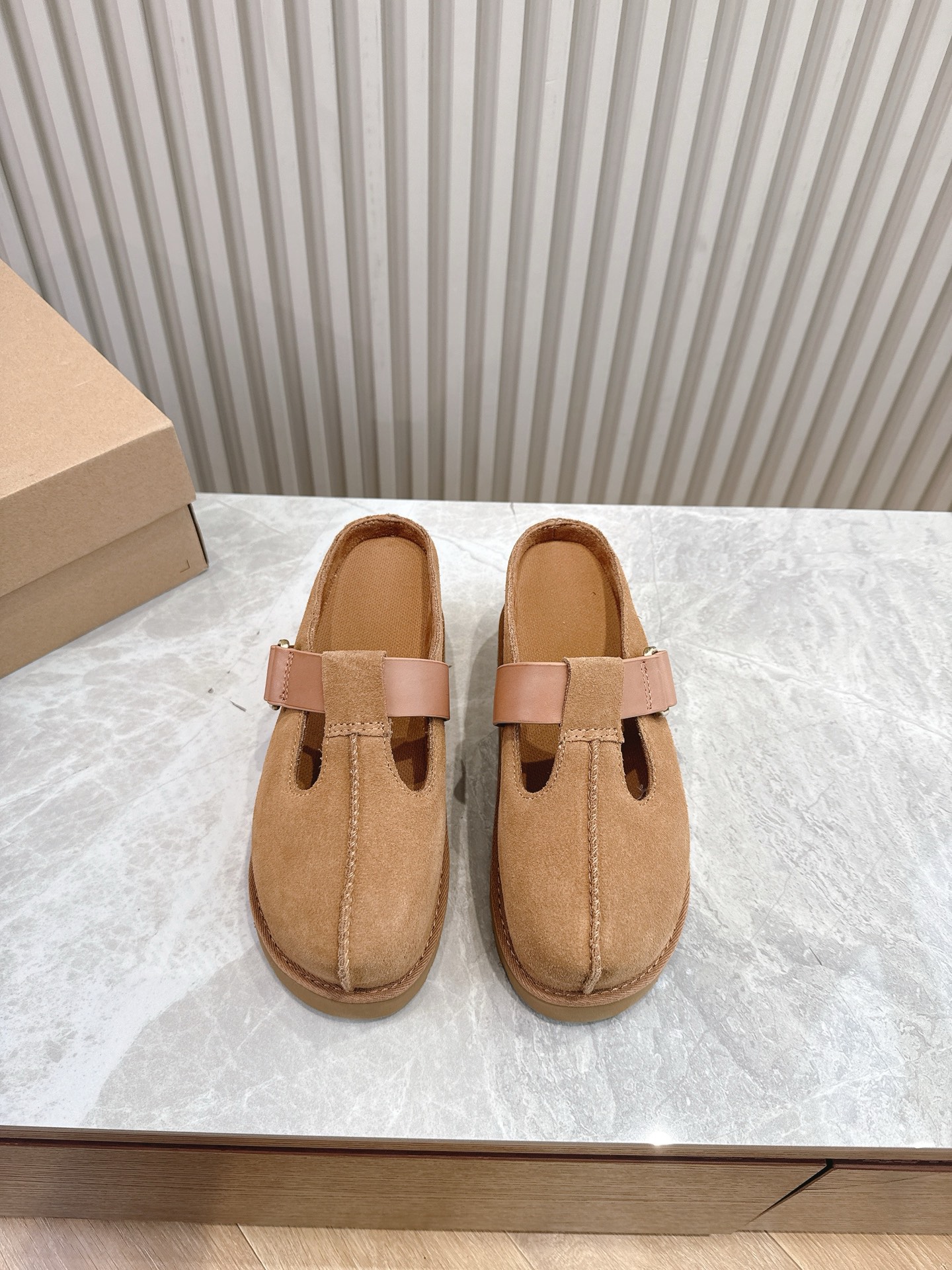 NO:239441,(Top version) 25ssUGG goddess must-have-thick-soled slippers are online. UGG spring and summer new Venus thick-soled slippers are on the market. Color sand color, classic maroon, gray. Sole is 5.5 cm thick, making it taller and easier to match. Material of fur. More fitting to the instep. Comfortable and breathable. Soft. EVA ultra-light insole. UGG sunflower printed sole. Size 34-41 sizes, semi-torque, slippers19860909（顶级版本） 25ssUGG女神必备-厚底拖鞋上线啦 UGG春夏新款金星厚底拖鞋上市 颜色沙色 经典栗色 灰色 鞋底厚5.5厘米 显高挑更易搭配 翻毛皮的材质 更贴合脚背 舒适透气柔软 EVA超轻内底 UGG太阳花印纹鞋底 码数34-41码,半拖,slippers,Women's Shoes