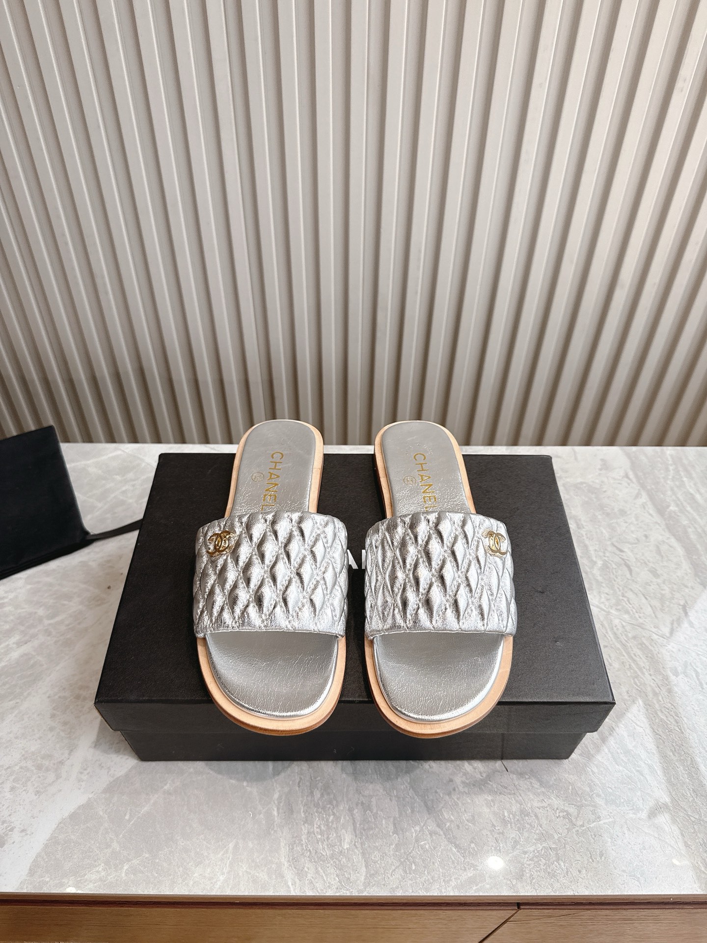 NO:262331,(Top version) Chanel 2025ss Spring and Summer New High-heeled Lambskin Sandals and Slippers Zp Development Original Disassembly, Diamond Pattern, Snap, Slipper, Slipper, Super Soft and Glutinous, Super Comfort!  Shoe face version of diamond-shaped sheepskin sole Italian leather outsole Size 35-41, slippers, chanel, sandals, slippers, sheepskin, Leather soles19860909（顶级版本） 香奈儿2025ss春夏新款高跟底小羊皮凉鞋拖鞋 Zp开发 原版拆卸 对版菱格纹 秒杀市面普通版本,小羊皮超级软糯 舒适度超高！ 鞋面对版菱格羊皮 鞋底意大利真皮大底 码数35-41,拖鞋,chanel,sandals,slippers,sheepskin,Leather soles,Women's Shoes