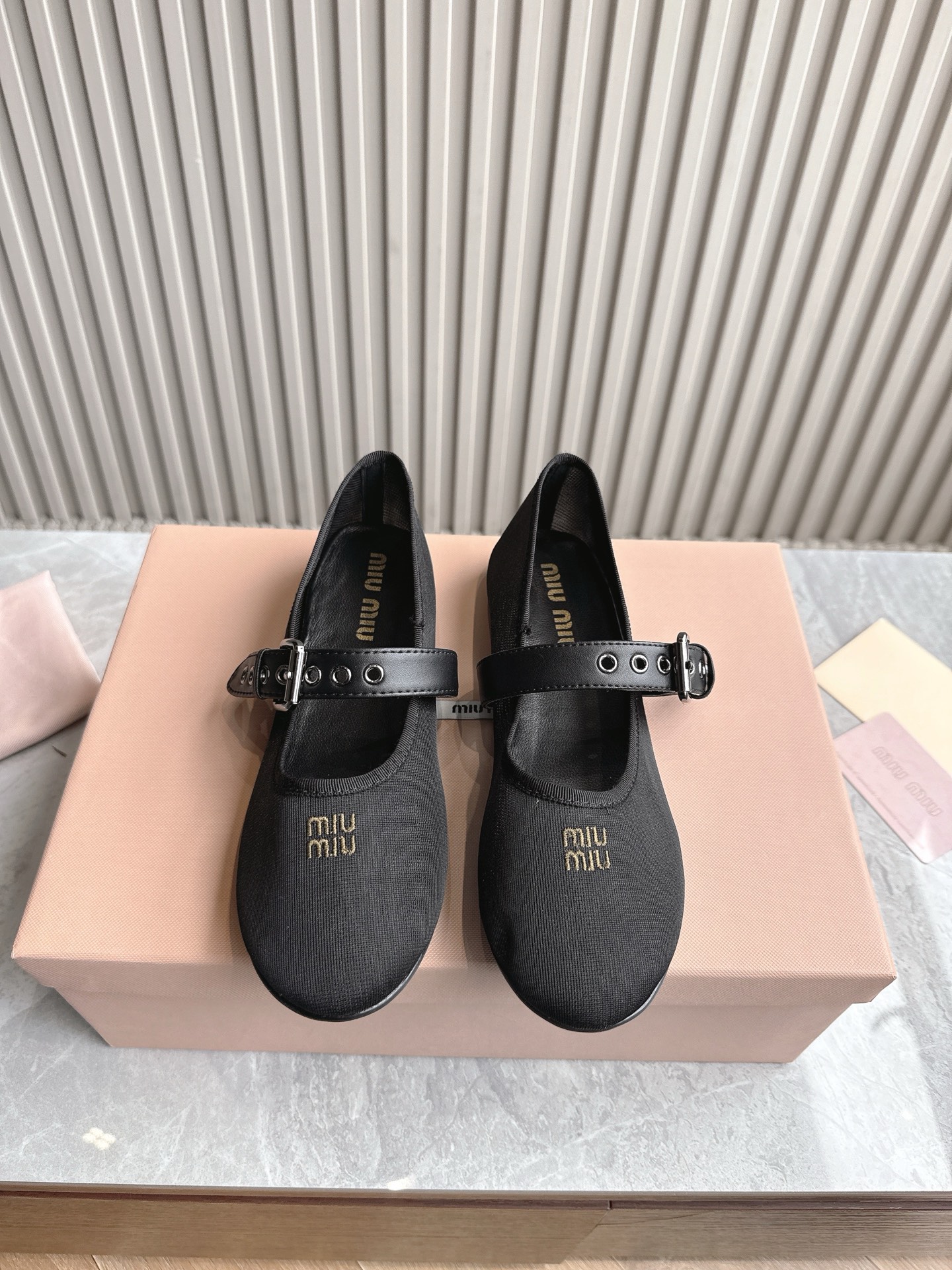 NO:265454,(Top version) Top quality miumiu 25 summer new product Mary Jane ballet dance shoes flat simple single shoes grandma shoes!  Full of girlish hearts, the style design is cute and elegant, and it has beautiful colors. It is simple and hiding a trick. It is elegant and elegant, elegant and low-key to show its temperament. It can be salty or sweet, it is really beautiful. The slightly round head adds a little retro flavor!  Be casual, retro and fashionable, versatile and comfortable ~ The upper is made of imported brushed cloth, inner foot padded sheepskin, original molded rubber outsole, light and comfortable Size: 35-41 (40 41 custom made without return) With original packaging, ballet shoes, miumiu, mary jane, sheepskin19860909（顶级版本） 顶级品质miumiu 缪缪25夏季新品玛丽珍芭蕾舞跳舞鞋平底简易单鞋奶奶鞋！ 满满的少女心,款式设计可爱优雅不乏美艳色彩,简简单单又藏着小心机,优雅大方低调显气质,可咸可甜真的太美了,微微的圆头又增添了一点复古的味道！随性而为 复古时髦 百搭舒适 ～ 鞋面采用进口拉丝布 内里垫脚羊皮 原版开模橡胶大底 轻便舒适 码数:35-41（40 41订做不退换） 配原版包装,芭蕾舞鞋,miumiu,mary jane,sheepskin,Women's Shoes