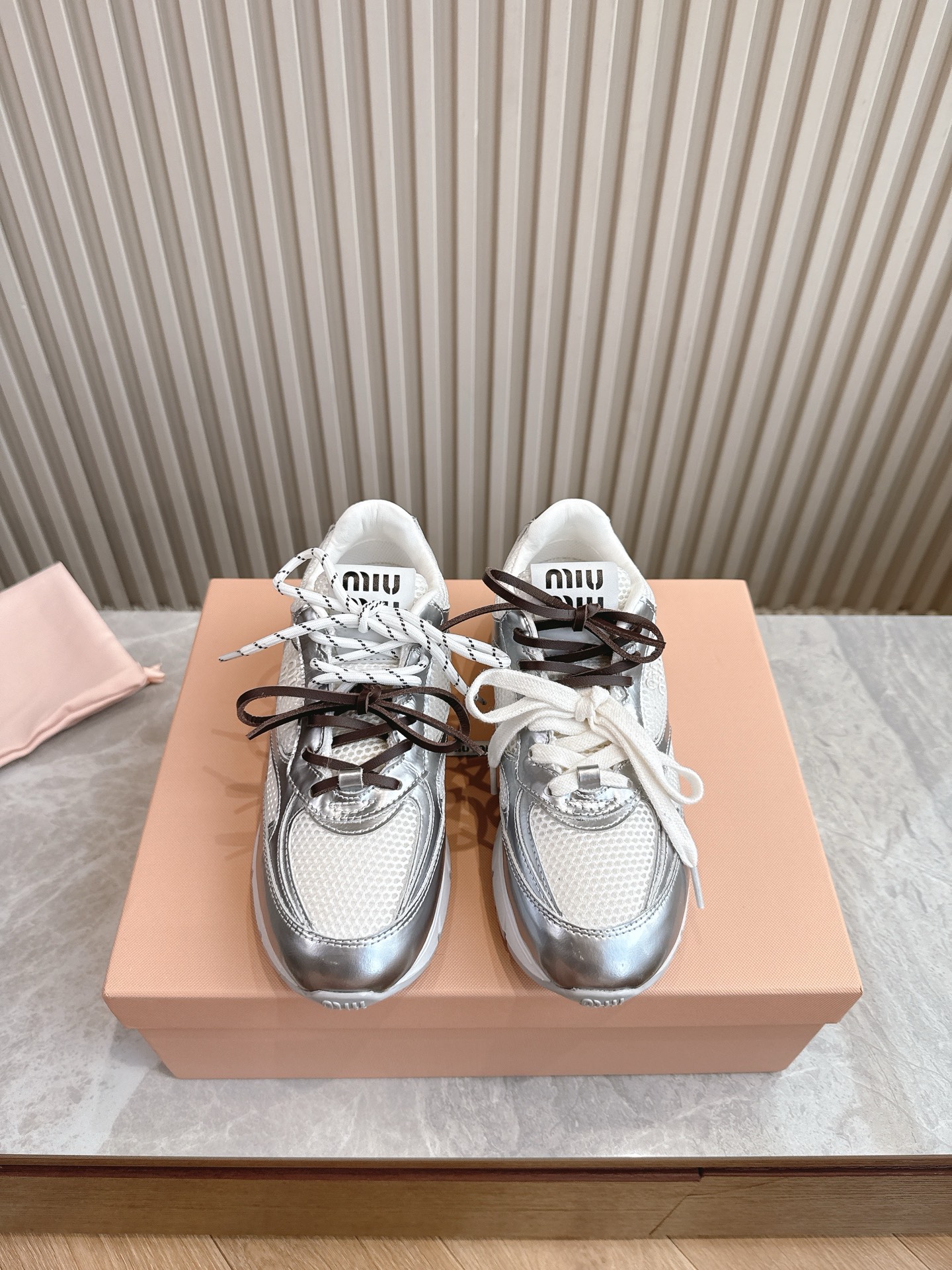 NO:390794,(Exclusive top-level) MiuMiu/Miu 25ss new arrival~miu Home 2025 new catwalk new style retro old Forrest Gund training shoes thick-soled casual sneakers This lace-up casual sneakers are a perfect American retro style~ Golf shoes must be chosen! A super beautiful, comfortable, classic and versatile item on your feet! Imported fabric cowhide + mesh surface, inner lining, sheepskin inner lining, open mold original combination sole, size 35-40 (40 customized, no return or exchange), casual shoes/sports shoes, miumiu, sneakers, cowhide, sheepskin19860909（独家顶级）  MiuMiu/繆繆25ss new arrival～miu家2025走秀新款 复古做旧阿甘德训鞋厚底休闲运动鞋 这款系带休闲运动鞋妥妥的美式复古风格～ 高尔夫球鞋必选！ 上脚超级好看舒适经典百搭的绝绝子单品！ 面料进口牛皮+网纱面 内里羊皮内里 大底开模原版组合大底 码数35-40（40订做不退换）,休闲鞋/运动鞋,miumiu,sneakers,cowhide,sheepskin,Women's Shoes