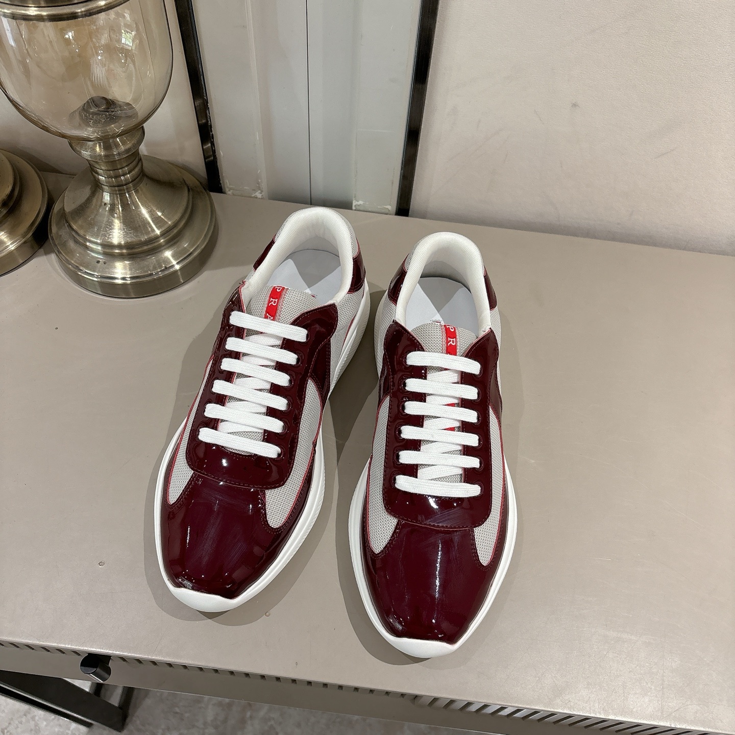 NO:482567,(Top version) Prada Prada Casual Sports Shoes Fashion Thick-soled Casual Loafers, Unique Taste, Everyone loves and easily controls, and it will explode every year. There is also a versatile and classic shoe last that can conquer you. Wear it, increase your height and make you feel casual, and you can be simple and handsome. The fabric is imported patent leather. The inner foot pad breathable mesh is soft and delicate, and the foot feels comfortable. IP foam mold is anti-slip and light sole. 35 to 45. Casual shoes/sports shoes, prada, prada, loafers, sneakers19860909（顶级版本） Prada普拉达 休闲运动鞋 时尚厚底休闲乐福鞋 独到味道,人人都爱也轻松驾驭 每年都会爆.还有就是百搭经典的鞋楦,足以征服你,穿上它,增高休闲两不失误,上脚简单帅气 面料进口漆皮皮 内里垫脚透气网布柔软细腻,脚感舒适,ip 发泡模具防滑轻便大底 35到45,休闲鞋/运动鞋,prada,prada,loafers,sneakers,Women's Shoes