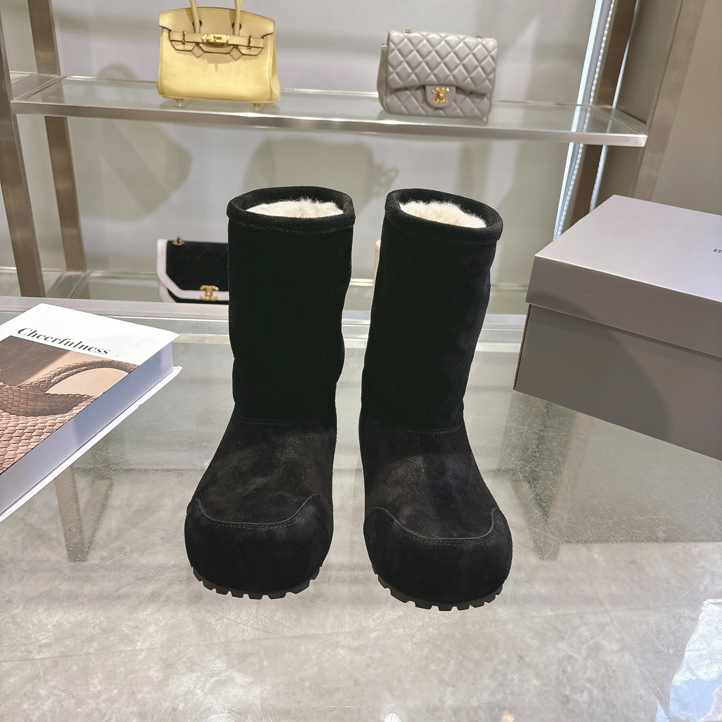 NO:681446,(Exclusive top version) BE Balenciaga snow boots are a must-have in winter. If you are afraid of cold feet in winter, buy them and spend a small amount of money to make a big deal. Don’t buy those ordinary snow boots that are thin, ugly and not warm! What a waste of money! This pair is a real bargain! Spend a small amount of money to wear big brands, and it’s worth having fun! This shoe style is really worthy of my recommendation for ten thousand years. It must be given to everyone! It won’t look monotonous at all. It’s super warm even in temperatures below zero, so you don’t have to worry about freezing your feet anymore! Wear it casually, it looks very lazy and fashionable, and the slip-on design is a must-have for lazy people! From craftsmanship to materials, everything is developed from the original version. The upper is made of imported high-mercerized smooth suede. It is not only soft and comfortable to the touch, comfortable and pressure-free on the feet, but also has good breathability and wear resistance. Super comfortable snow boots. Although the style is simple, the lines are very good and grand. The most important thing is that it does not pick on the leg shape but makes the calf slightly fat. The slightly curved leg shape is very tolerant and easy to control and fashionable. The cute big toe is full of design, playful yet sweet and cool. The shape of the shoe is round, full and natural, smooth and highly recognizable. Visually, it easily collides with fun and fashionable new ideas. The upper foot is three-dimensional and compatible with various foot types without being rigid and flat. The lining and insole are made of sheepskin. Wearing it is like stuffing your little feet into warm clouds! They are wrapped in soft wool from the toes to the heels, which is warm and comfortable. Good wool not only has excellent warmth retention, but also does not worry about freezing feet no matter how cold the weather is. Wearing thick socks in winter is easy to sweat, and ordinary shoes will make your feet wet and uncomfortable. But sheepskin wool can quickly absorb sweat, keeping your feet dry all day long. Even when walking in the ice and snow, you are not afraid of slipping. The feet feel light and not bulky. Walking is comfortable and not tiring. No odor, super environmentally friendly and wearable index. Material information - upper: imported high-mercerized cow suede, lining with one-piece sheepskin material. Outsole original rubber outsole with outstanding texture. Horizontal anti-slip texture design provides strong grip. Size: 35-39. 3cm increase in height. Color: black, off-white, brown, brown, snow boots, balenciaga, boots, sheepskin, socks19860909（独家顶级版本） 冬季必备BE巴黎世家雪地靴,冬天怕脚冻的买它花小钱扮大事的巴黎世家同款雪地靴, 别再买那些又薄又丑还不暖和的普通雪地靴了！ 纯纯浪费钱！ 这双才是真划算！花小钱穿大牌,值到偷着乐！ 鞋型真的值得我推一万年,必须安利给所有人！ 完全不会显得单调～零下几度穿也超级保暖,再也不怕冻脚啦！ 随便穿穿就很有慵懒时髦感,而且一脚蹬的设计简直是懒人必备！ 从工艺到材料,全是原版开发, 鞋面选用的是进口高丝光牛反绒, 不仅触感柔软舒适,上脚舒适无压力, 仿佛与肌肤融为一体,同时还具有良好的透气性和耐磨性, 超级舒服的雪地靴,虽说款式简单但是线条感非常好非常大气, 最重要的是不挑腿型而对小腿微胖, 微弯的腿型包容度非常出色很好驾驭时髦感满分 设计感十足的萌趣大头俏皮又不失甜酷感 鞋型圆润饱满翘度自然流畅極具辨识度 视觉上轻松碰撞岀趣味性和时髦新意 上脚立体有型兼容各种脚型不会死板扁塌 内里和鞋垫用的都是羊皮毛一体材质,穿上它就像把小脚丫塞进了暖烘烘的云朵里！从脚尖到脚跟都被软绵绵的羊毛包裹着,又暖和又舒服. 好羊毛不光保暖性一流,再冷的天气也不怕冻脚,冬天穿厚袜子容易闷汗,普通鞋子会让脚湿漉漉的很难受.但羊皮羊毛能快速吸走汗气,让双脚始终保持干爽,一整天都舒舒服服的~ 原版橡胶大底质感出众 横条防滑纹路设计抓地感强, 巨防滑耐磨, 哪怕是走在冰天雪地里也不怕打滑, 脚感轻便不笨重走路舒适不累脚 无臭味超环保实穿指数满分 材质信息- 鞋面:进口高丝光牛反绒, 内里羊皮毛一体材质 大底原版橡胶大底质感出众 横条防滑纹路设计抓地感强 码数:35-39 内增高3cm 颜色:黑色米白色棕色,咖啡色,雪地靴,balenciaga,boots,sheepskin,socks,Women's Shoes